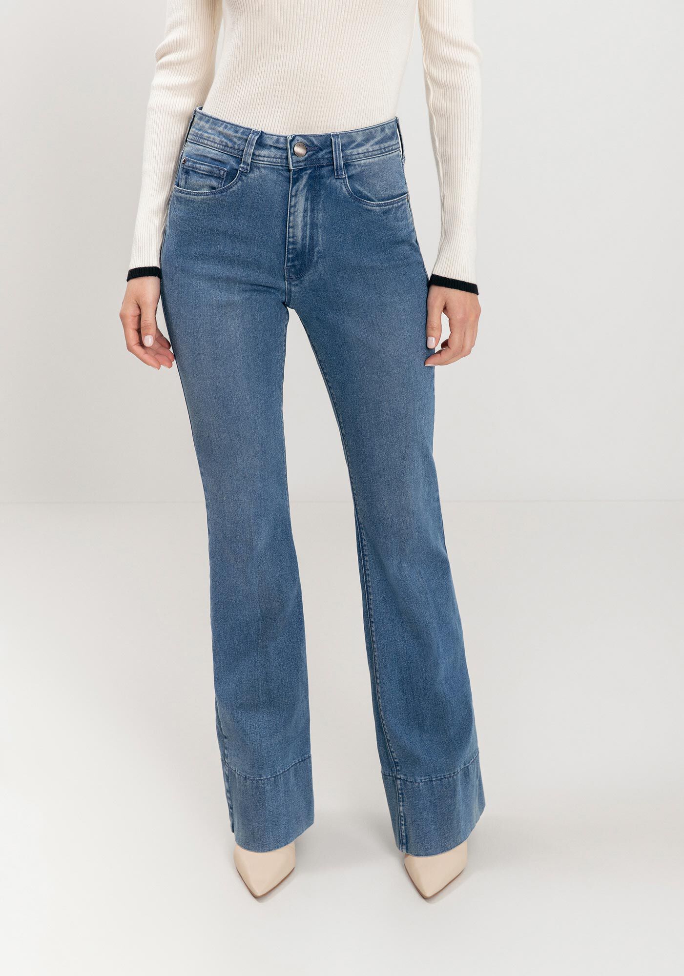 Cal&ccedil;a Jeans Flare Com Cintura Alta E Bolsos Funcionais, , large.