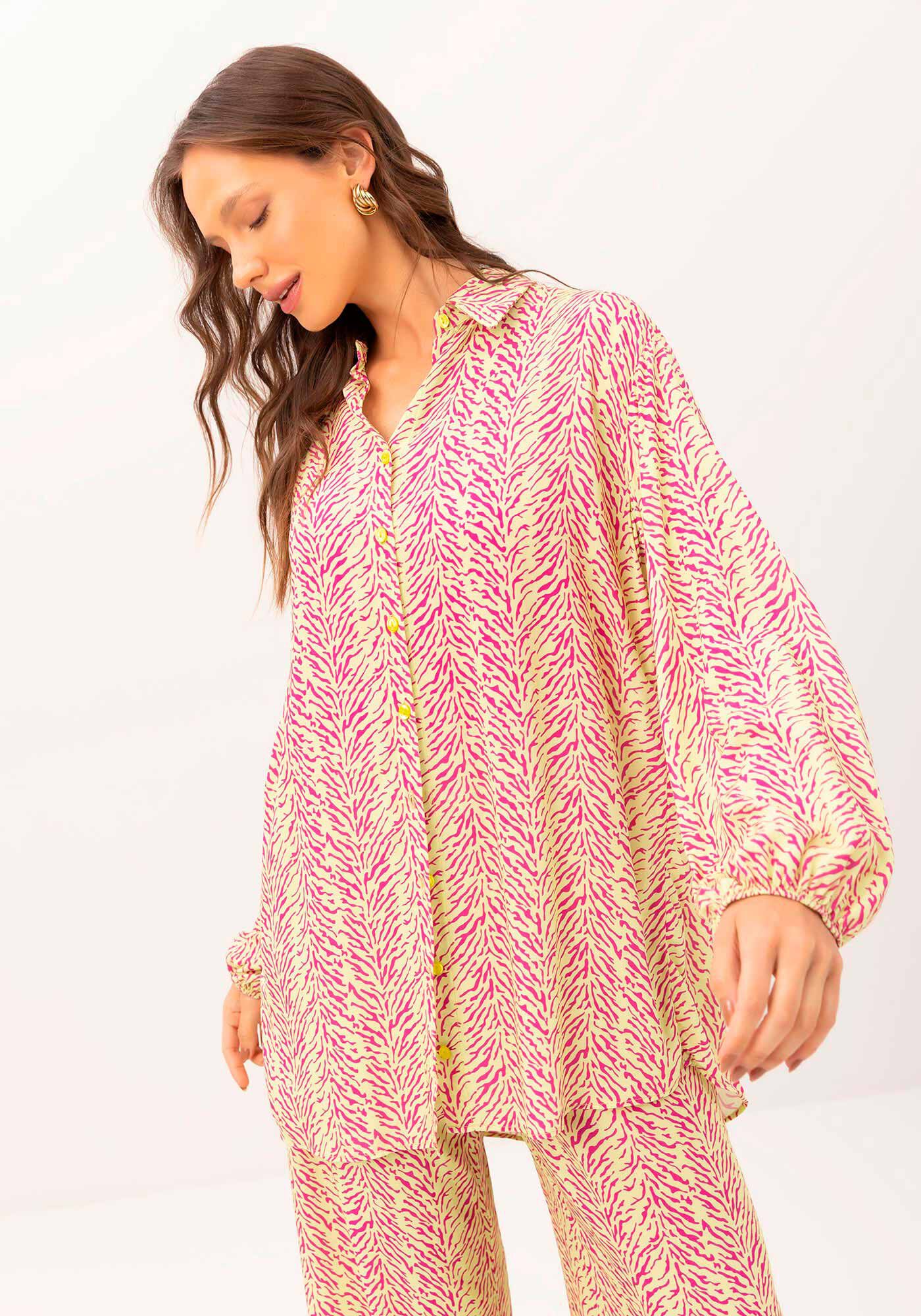 Camisa Sa&iacute;da de Praia Alongada em Viscose Estampada, , large.