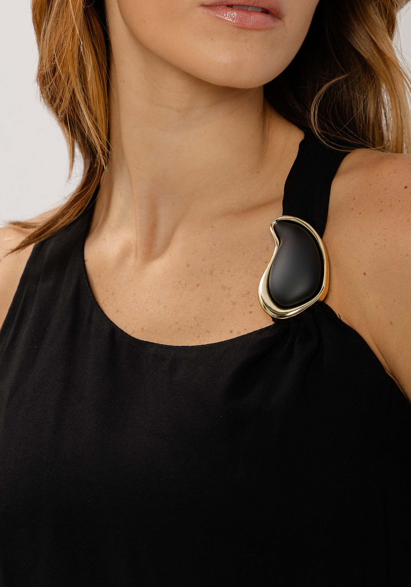 Blusa em Viscose com Decote Assim&eacute;trico e Detalhe, , large.