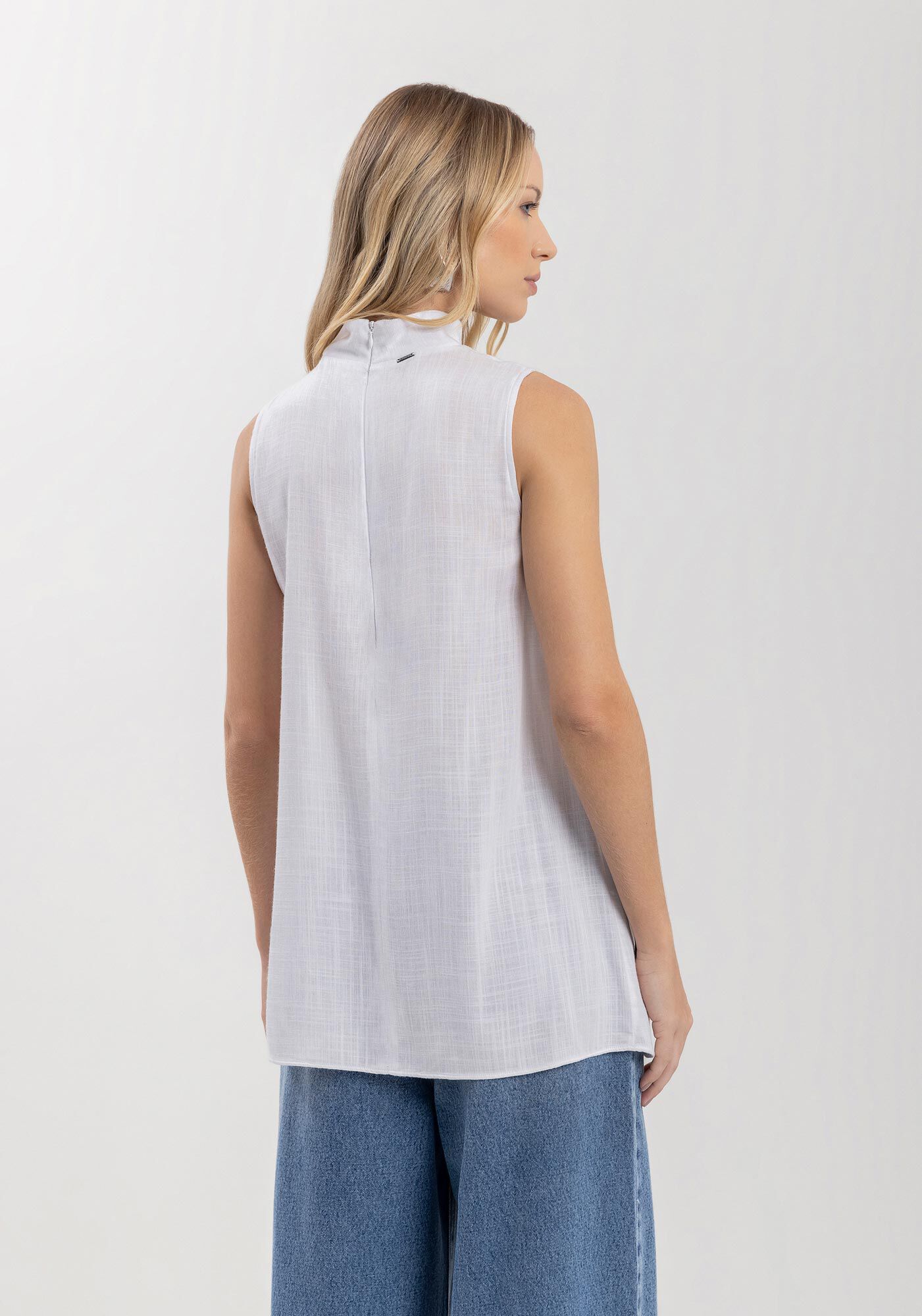 Blusa Sem Mangas Em Viscose Com Gola Alta E Abertura Frontal, , large.