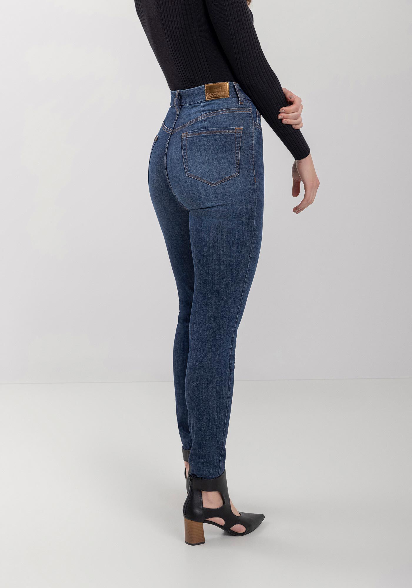 Cal&ccedil;a Jeans Skinny Com Cintura Alta E Tecnologia Contour, , large.