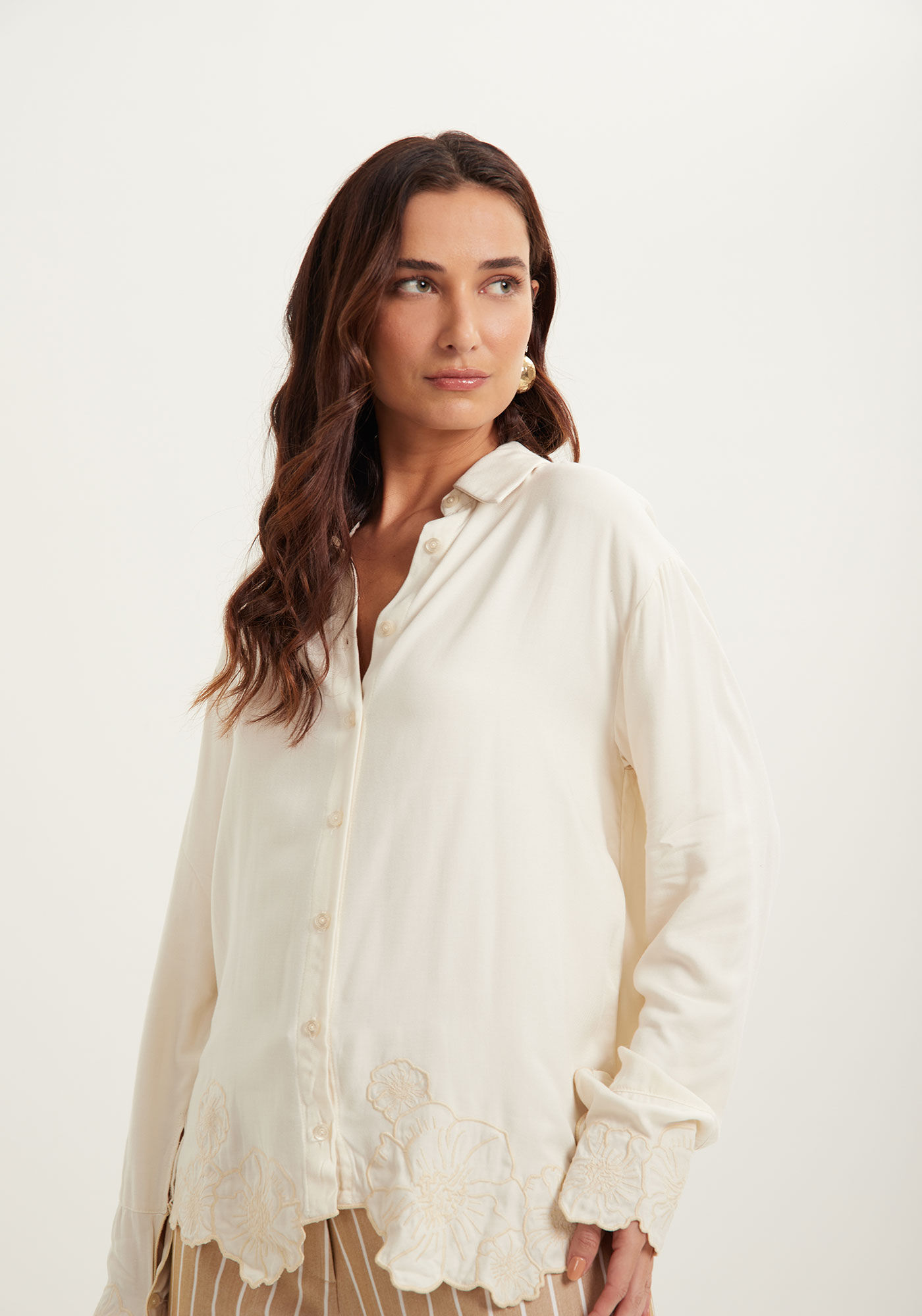 Camisa Alongada De Mangas Longas Com Bot&otilde;es E Bordados, , large.