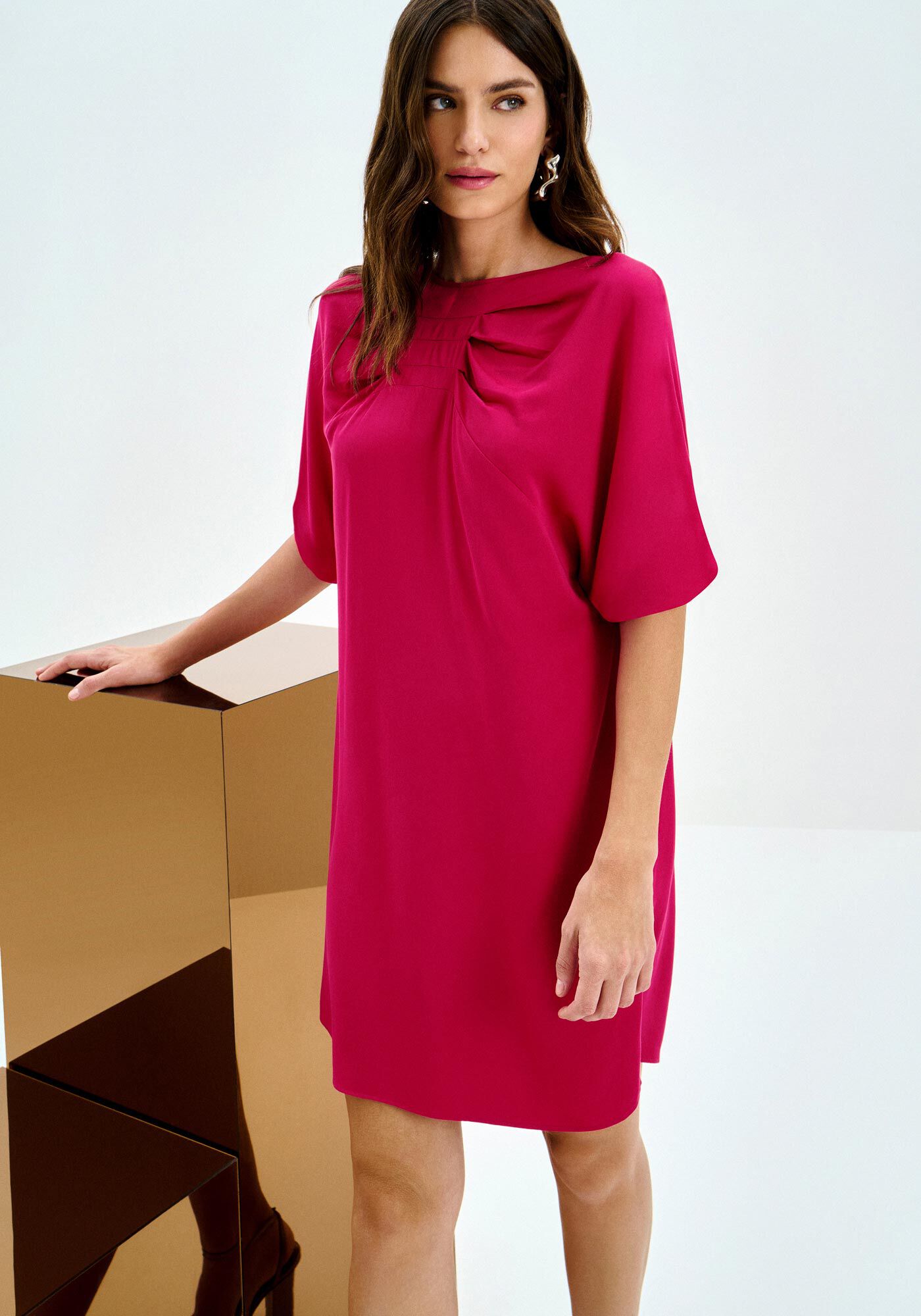 Vestido Curto Manga Curta com Pregas Decote, , large.