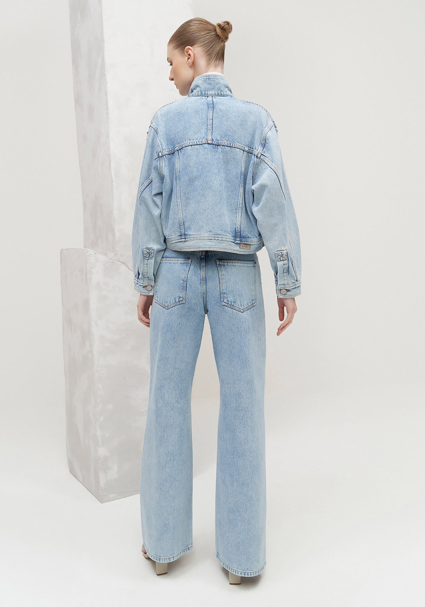 Jaqueta Jeans com Manga Bufante Bordada, JEANS, large.