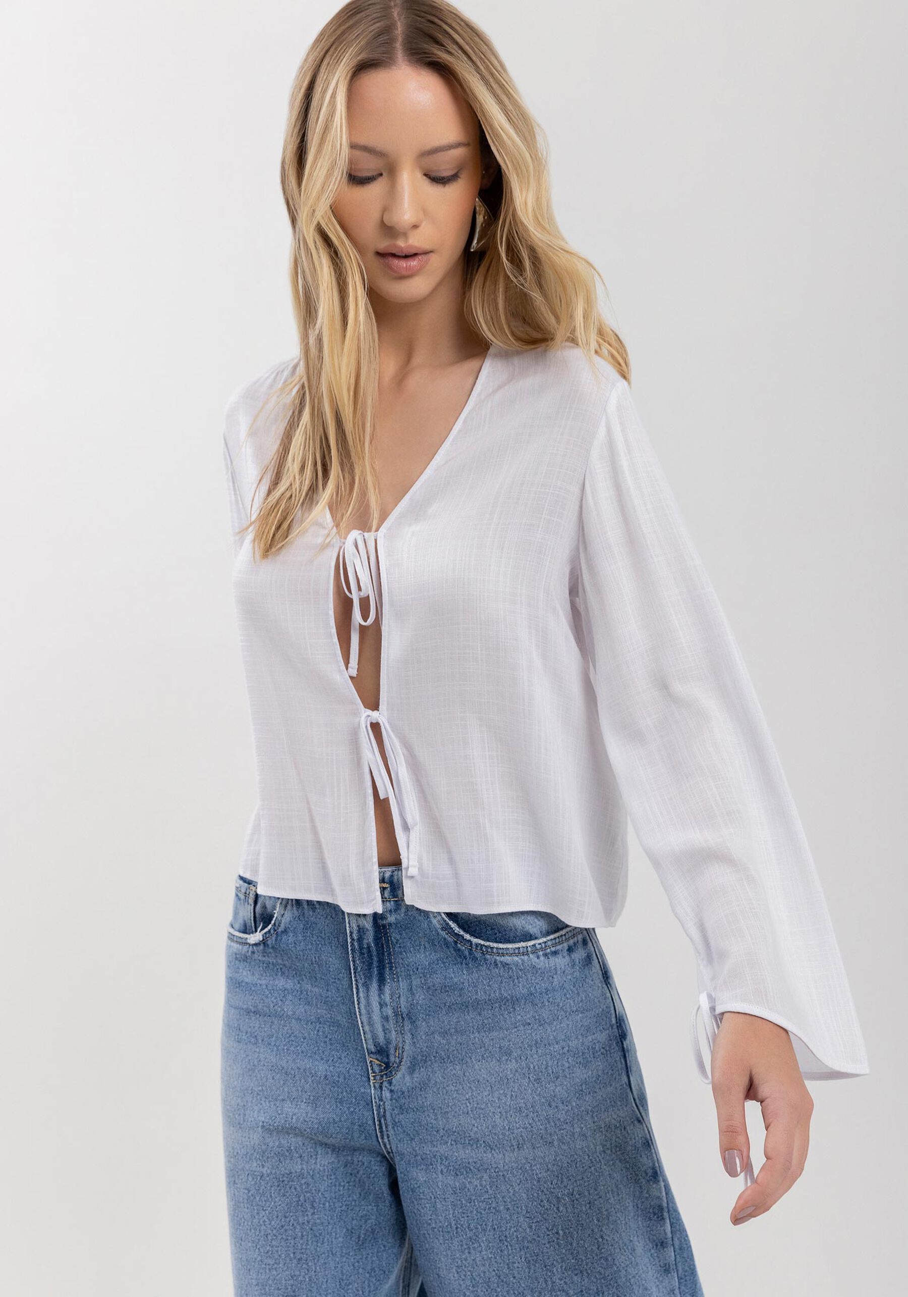 Blusa De Mangas Longas Em Viscose Com Amarrações Frontais, . Blusa De Mangas Longas Em Viscose Com Amarrações Frontais, , large.