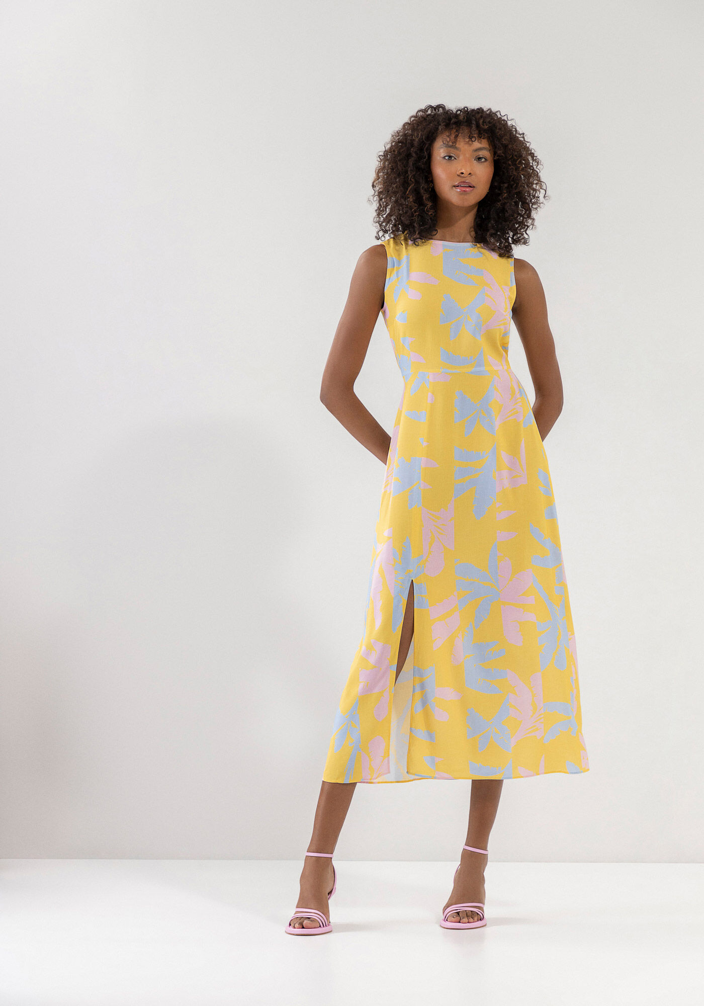 Vestido Midi Estampado com Fenda e Recorte Costas Lez a Lez