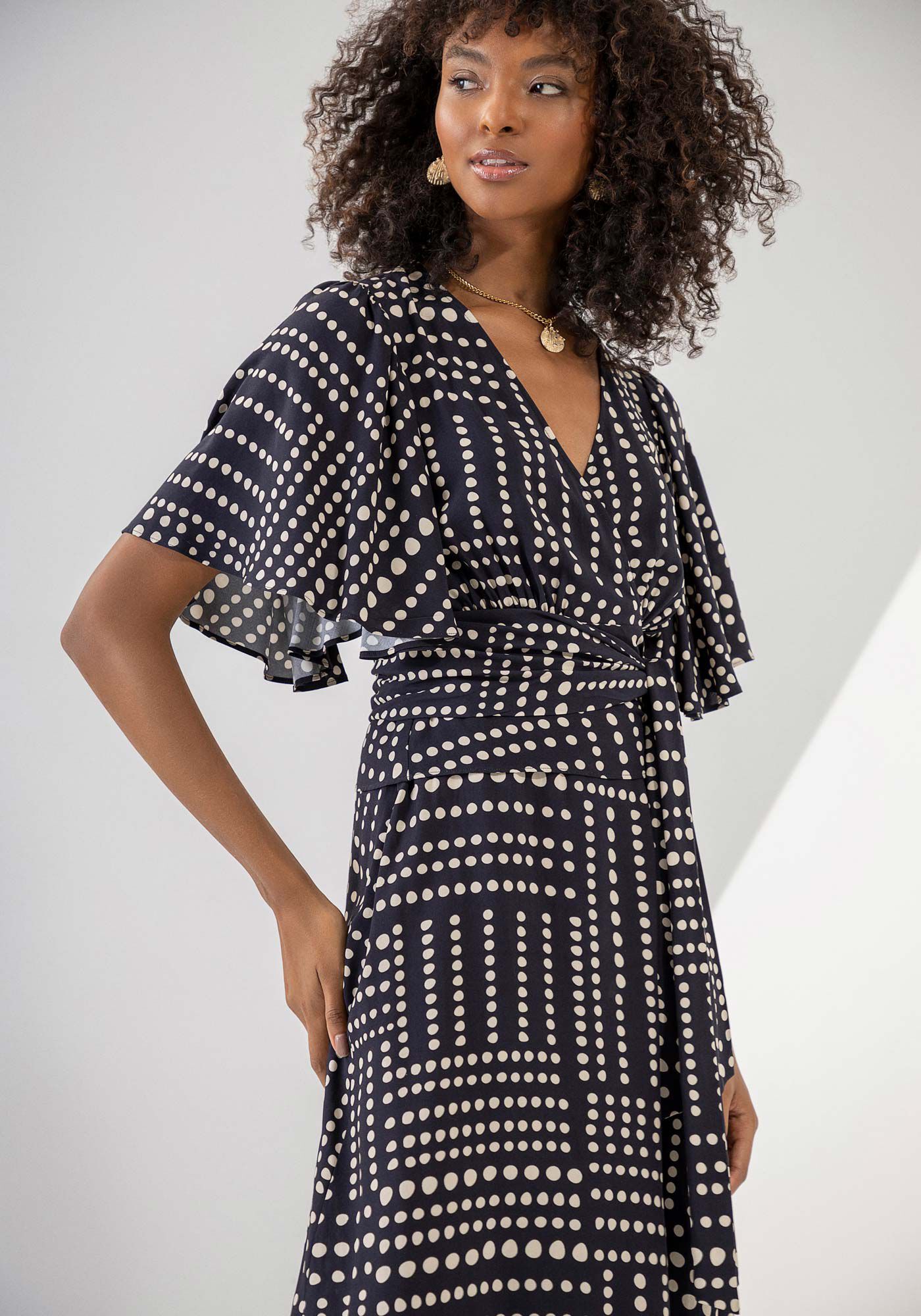 Vestido justo shop com manga flare