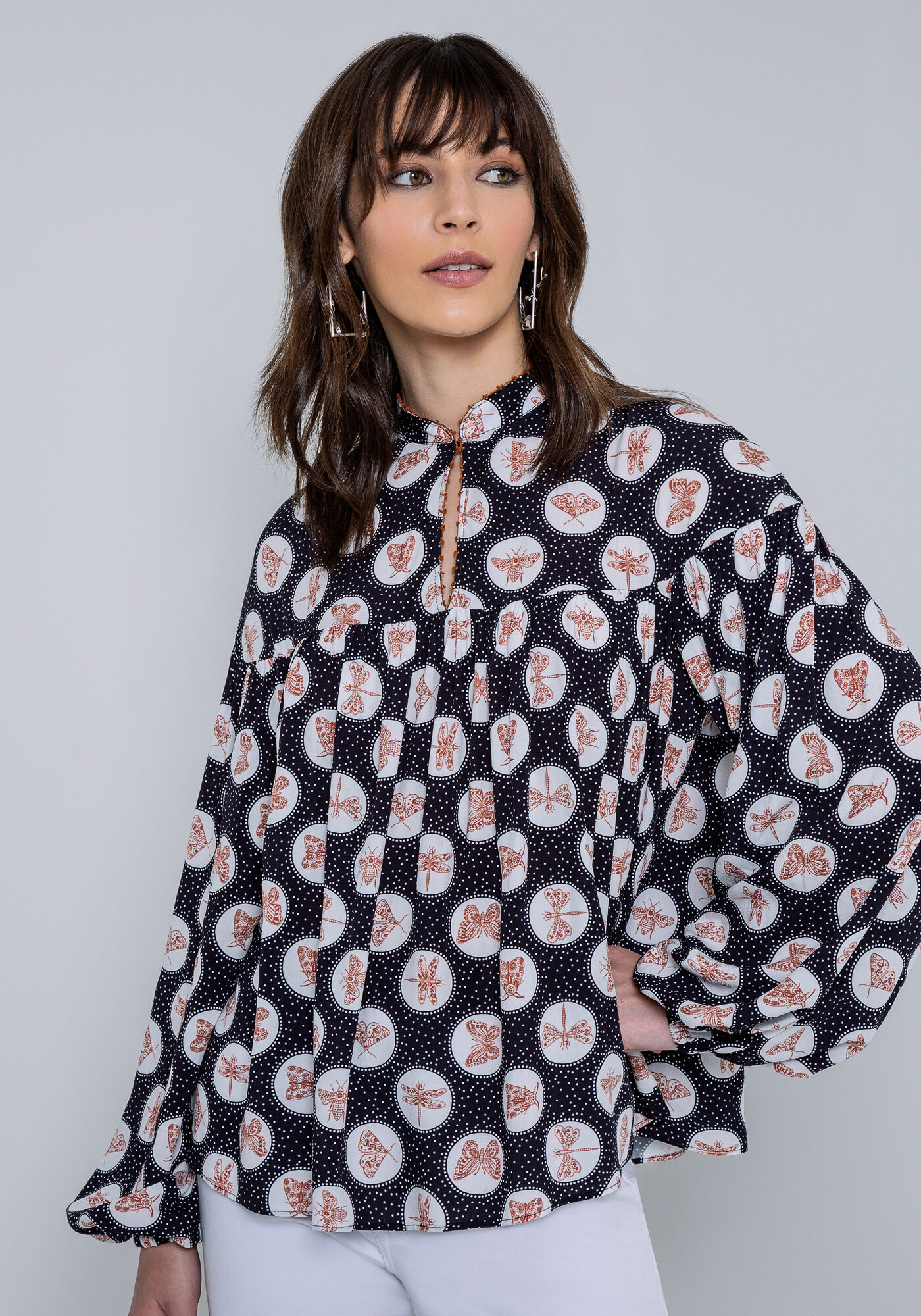 Blusa Manga Longa em Viscose Detalhe Decote, , large.