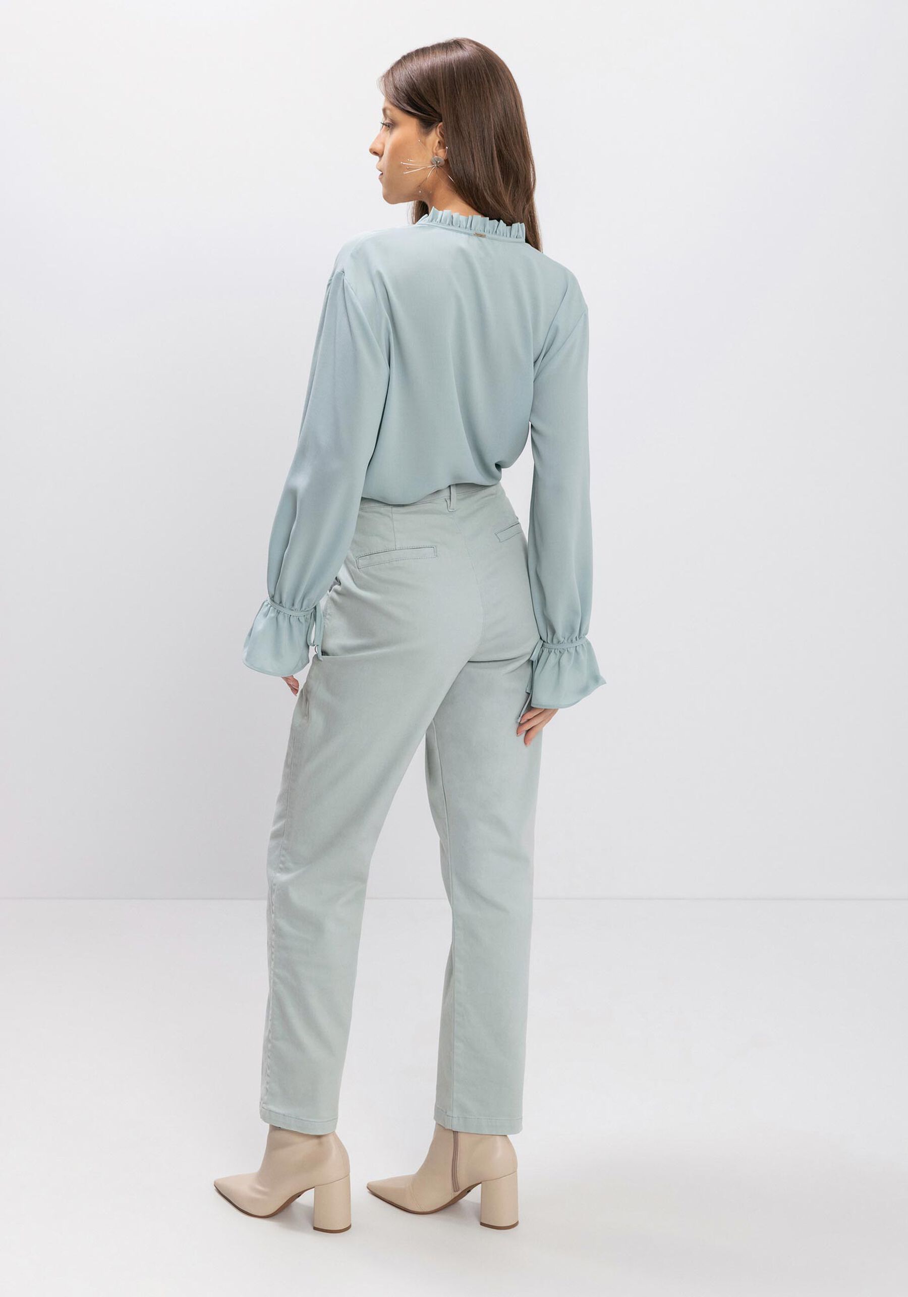 Calça Slim Cropped Com Cintura Alta Em Sarja Com Elastano, CINZA CHUTNEY. Calça Slim Cropped Com Cintura Alta Em Sarja Com Elastano, CINZA CHUTNEY, large.