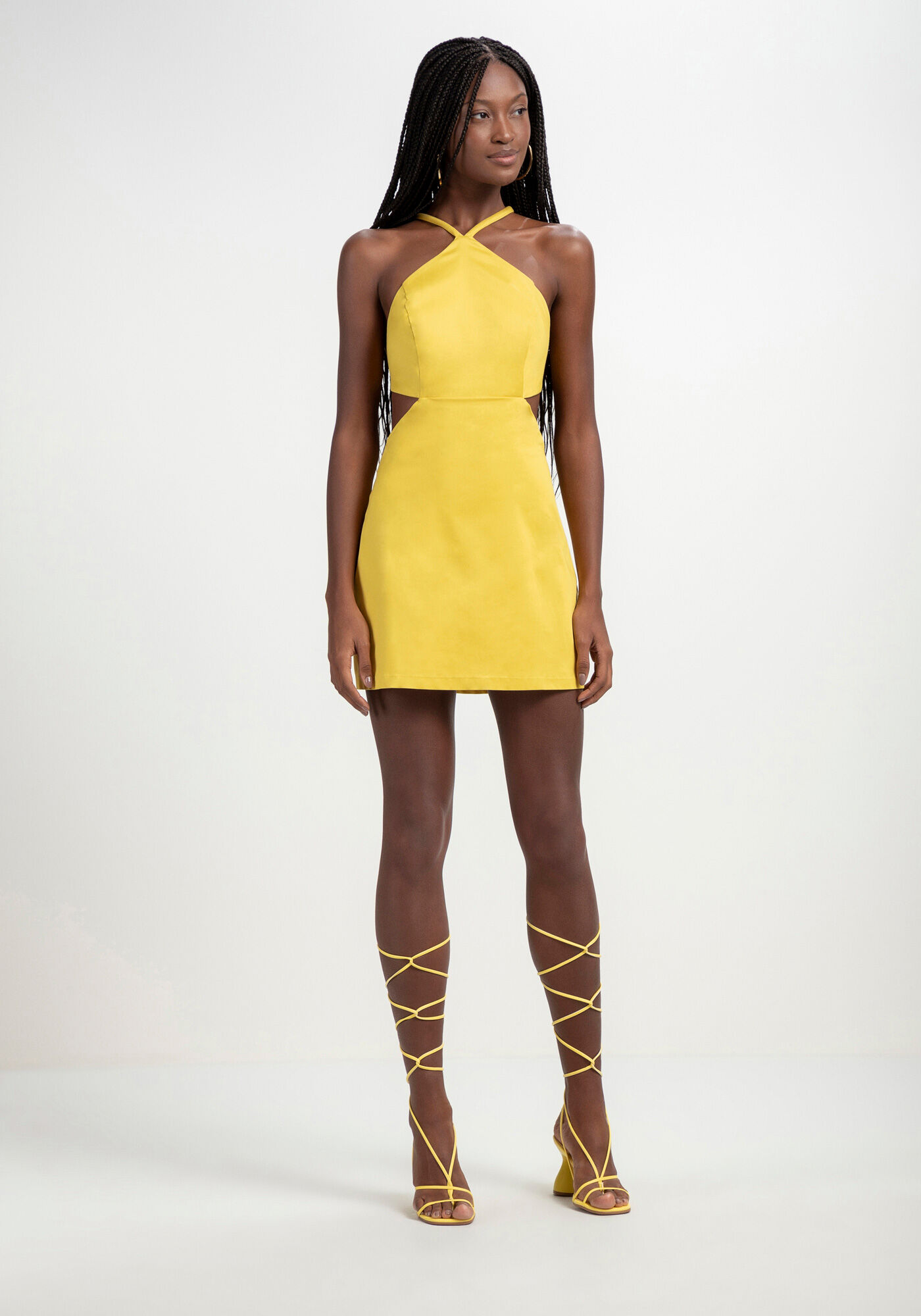 Vestido curto com sales as costas abertas