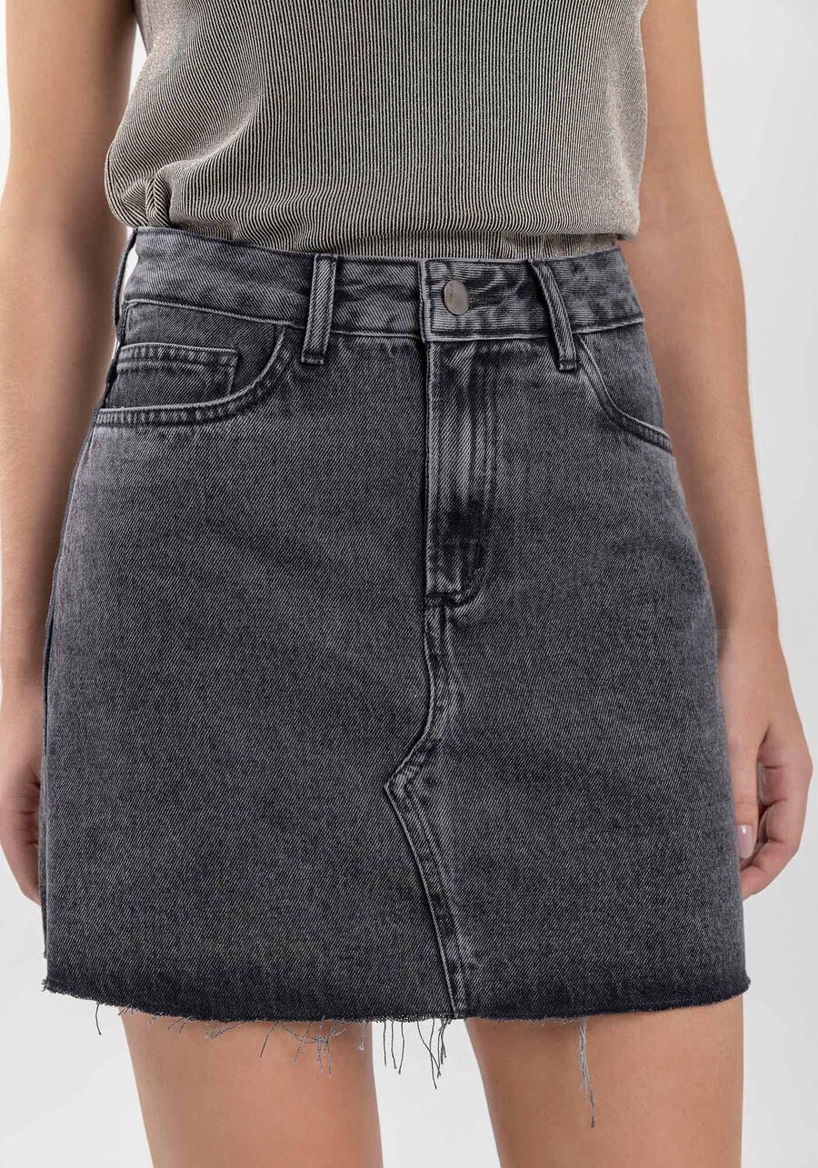 Saia Jeans Curta Estonada Com Cintura Alta E Barra Desfiada, PRETO. Saia Jeans Curta Estonada Com Cintura Alta E Barra Desfiada, PRETO, large.