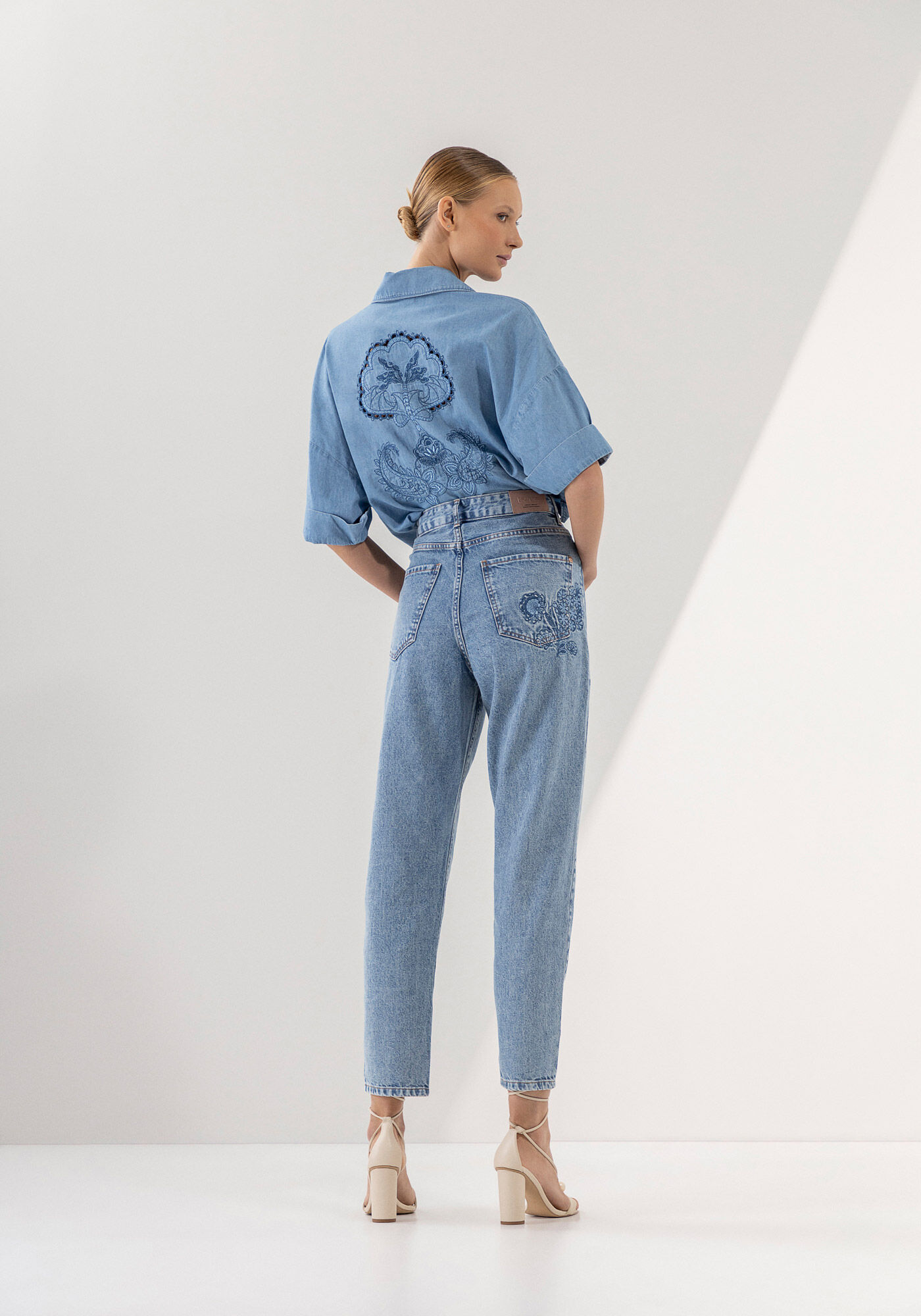 Cal&ccedil;a Jeans Mom Super Alta Cropped Bordada, JEANS, large.