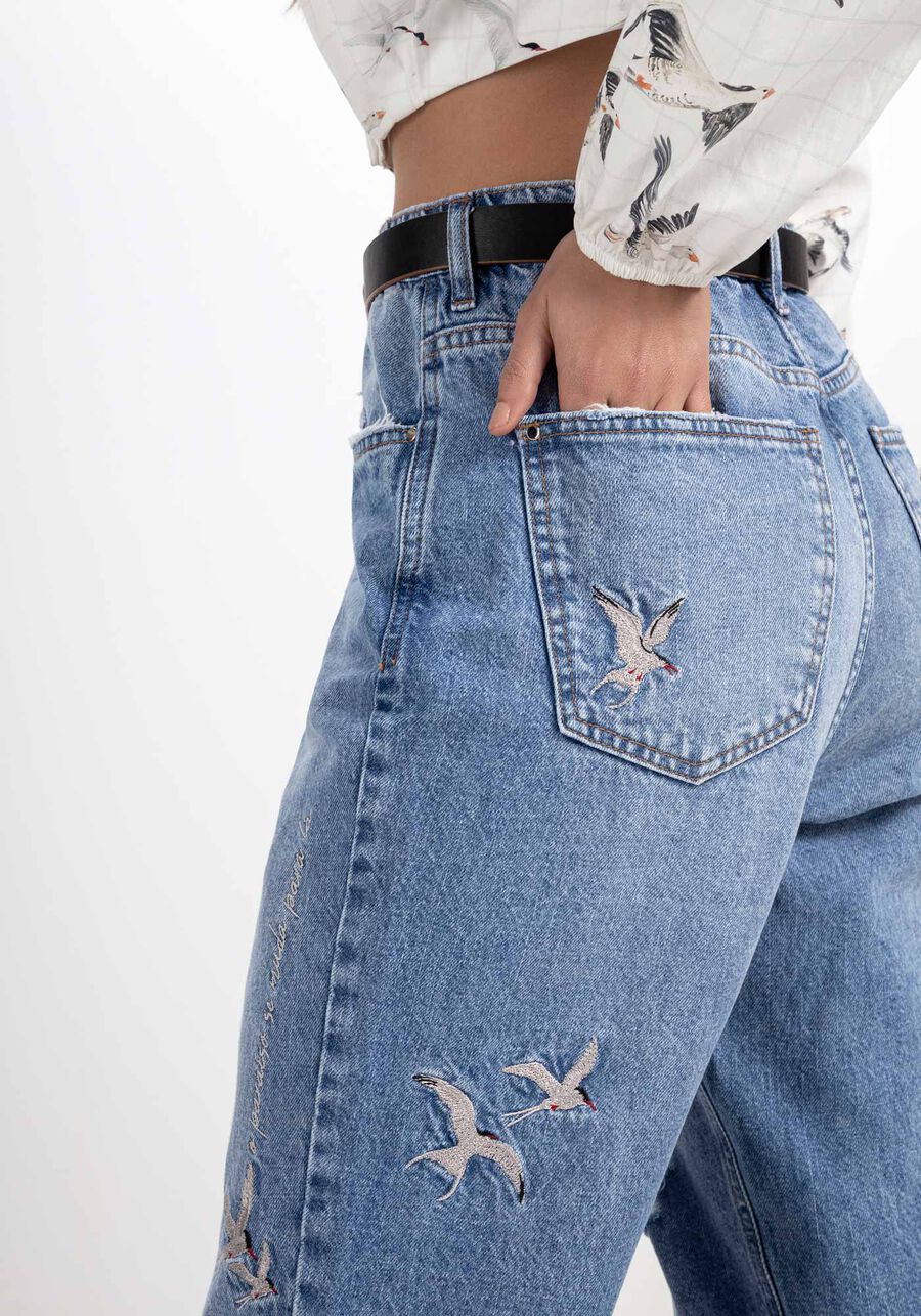 Calça Jeans Mom Destroyed com Bordado Pássaros, JEANS, large.