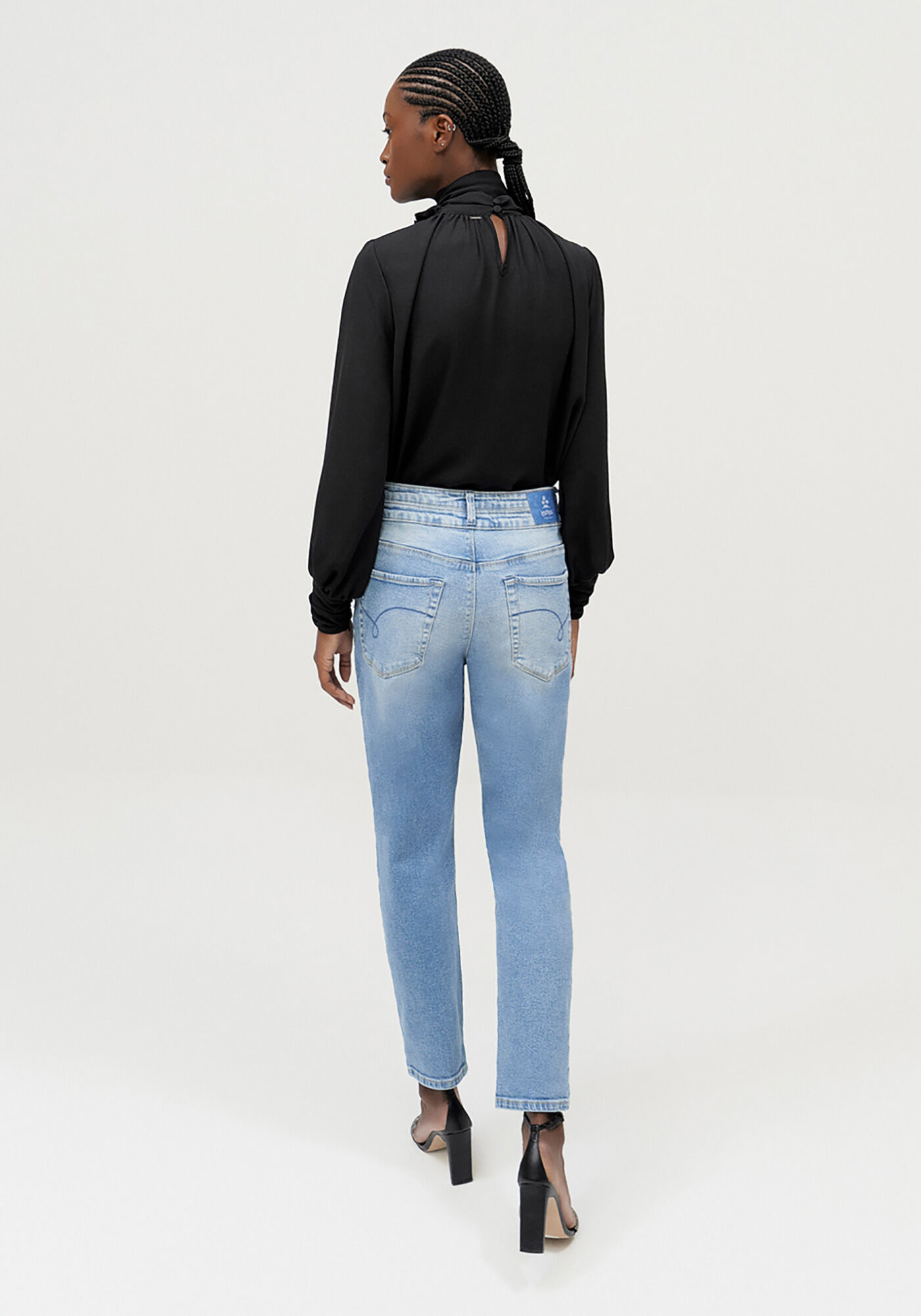 Cal&ccedil;a Jeans Mom Comfort Cropped com Detalhe C&oacute;s, , large.