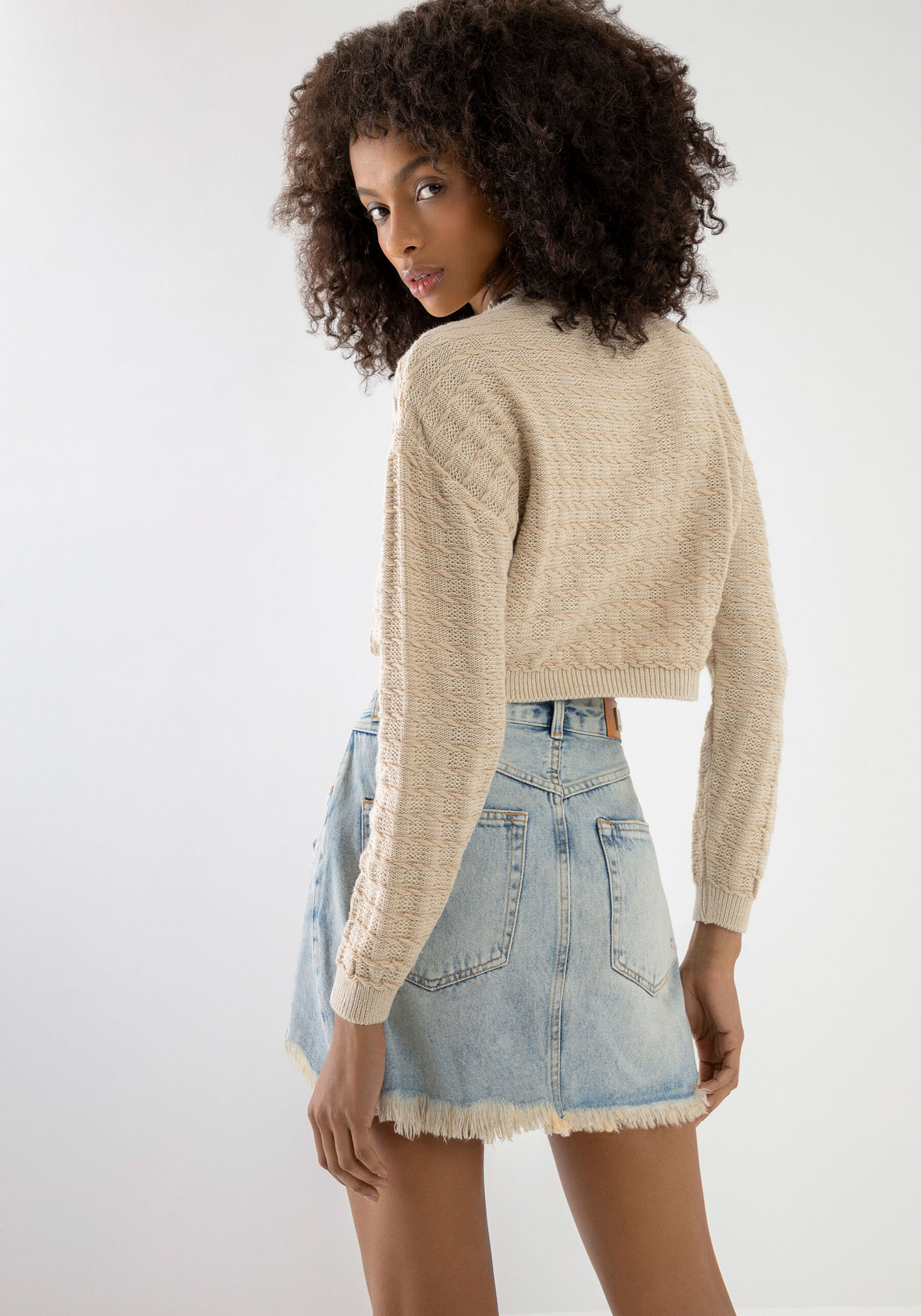 Blusão Cropped em Tricô com Textura, BEGE GINGER. Blusão Cropped em Tricô com Textura, BEGE GINGER, large.