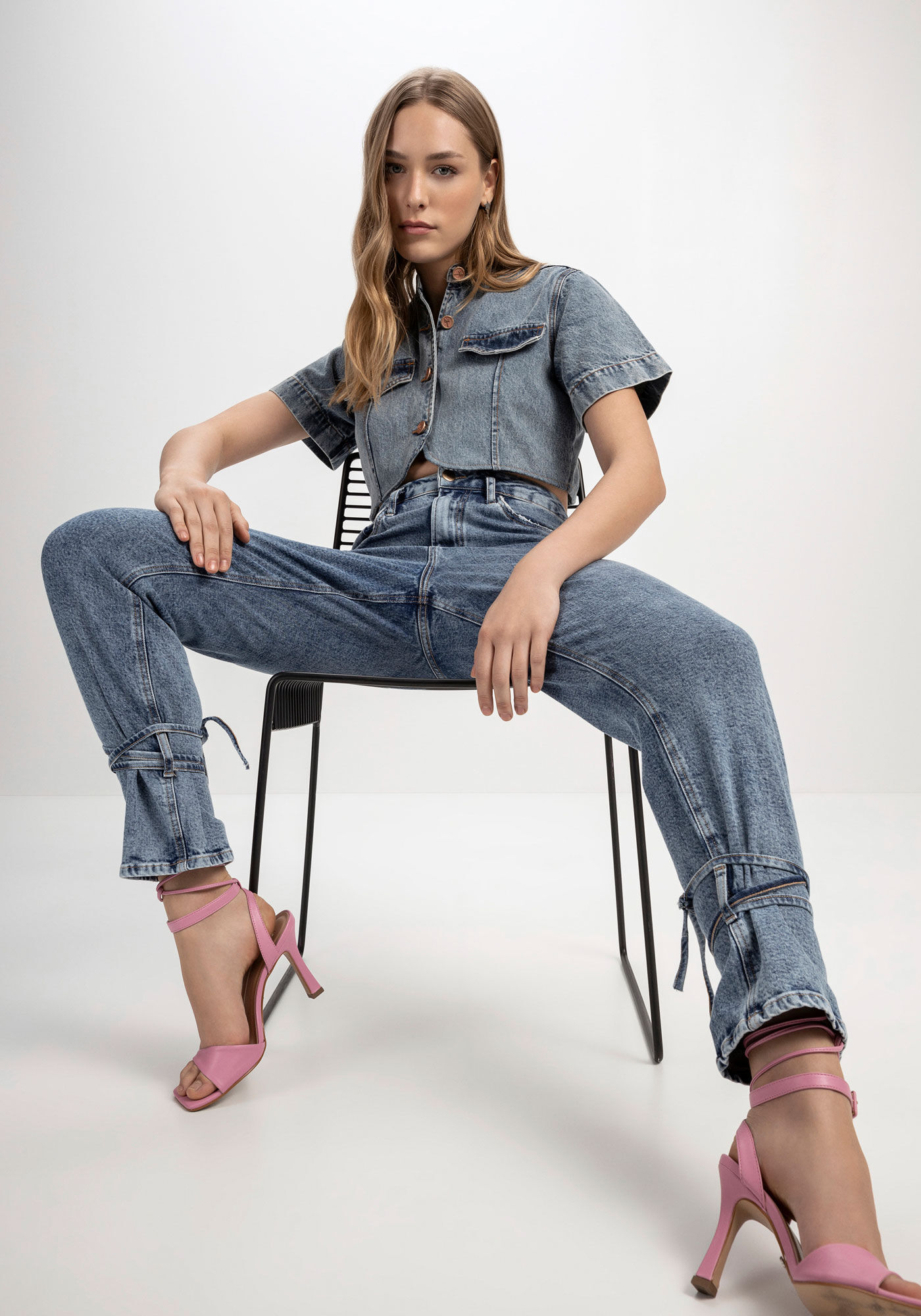 Calça jeans com sales amarração na frente