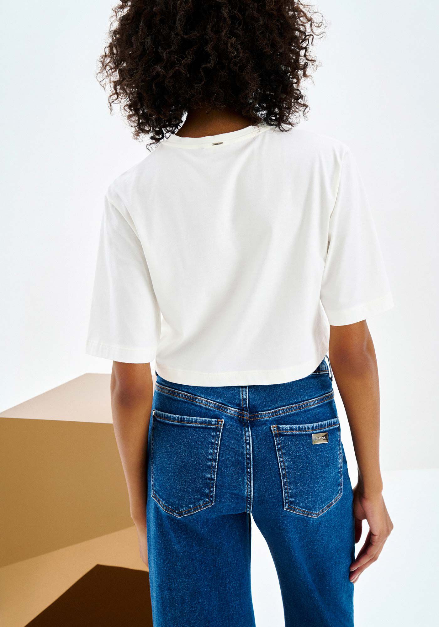 T-shirt Cropped em Malha Prime com Bordado Ondas, , large.