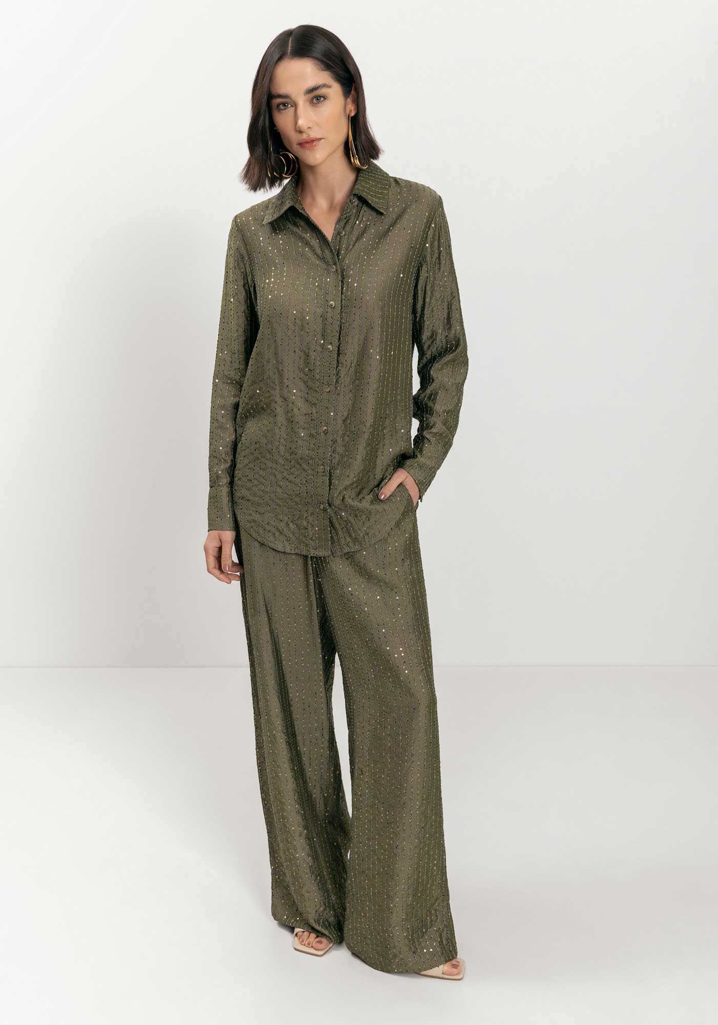 Camisa De Mangas Longas Com Bot&otilde;es E Paet&ecirc;s Em Lyocell, VERDE AZEITONA, large.