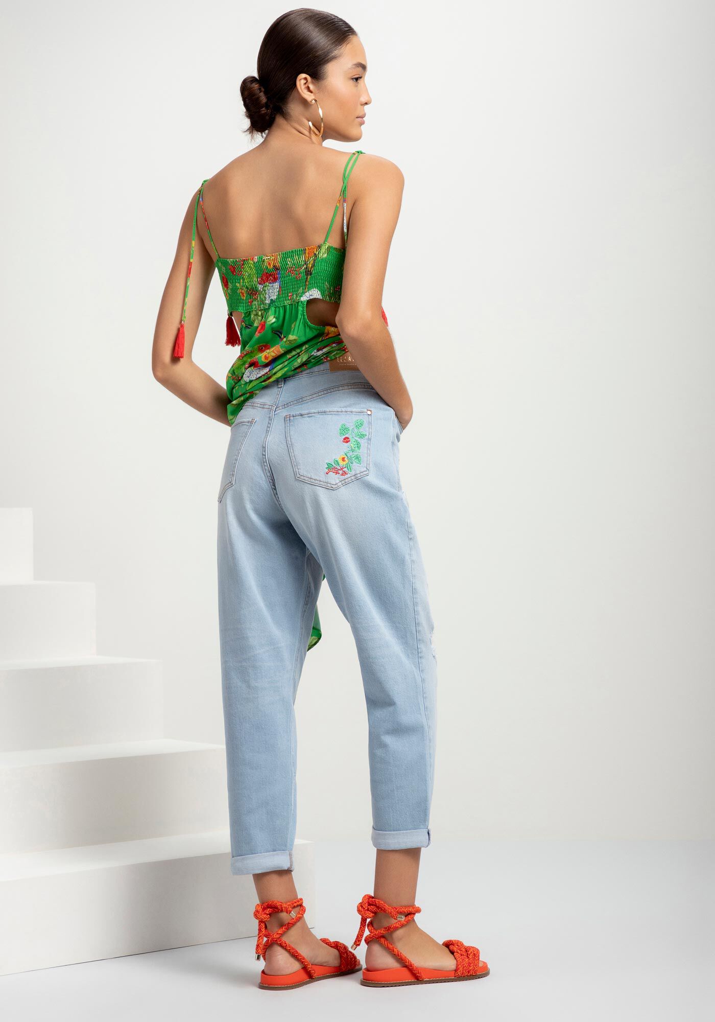 Cal&ccedil;a Jeans Mom Super Alta com Bordado, , large.