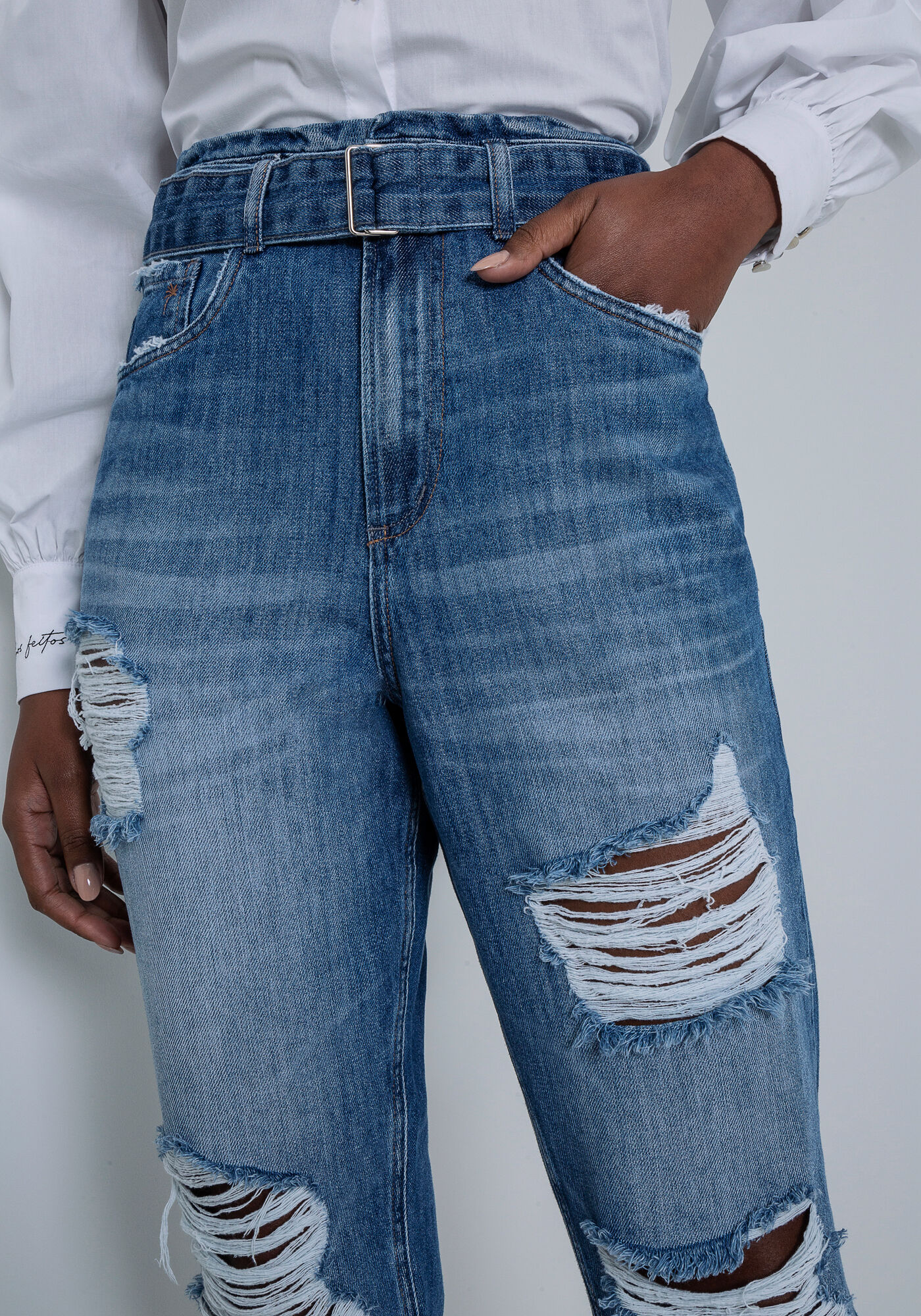 Cal&ccedil;a Jeans Mom Destroyed e Cinto, JEANS, large.