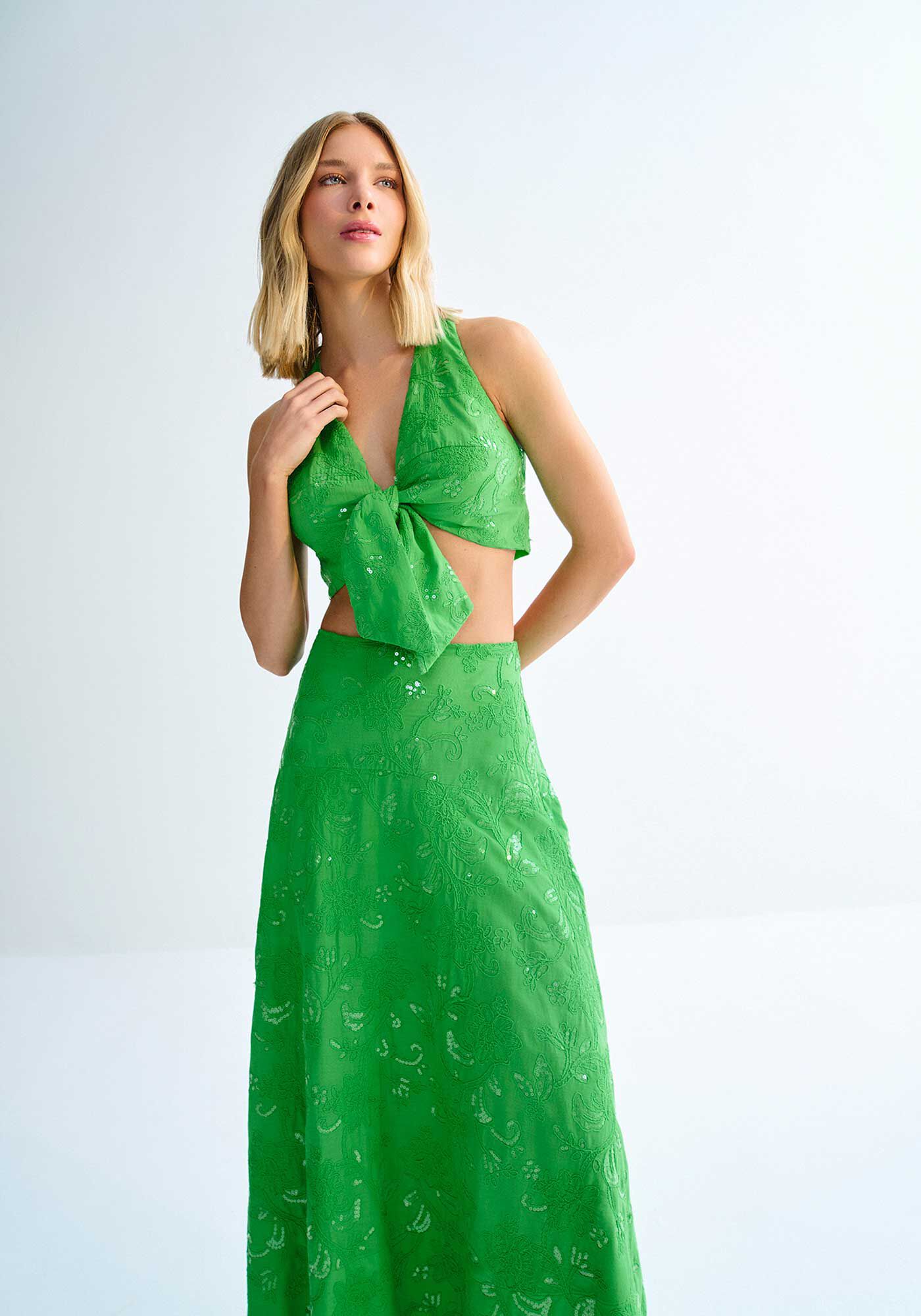 Blusa Cropped com M&aacute;xi Amarra&ccedil;&atilde;o e Bordado Paet&ecirc;, VERDE MELISSA, large.