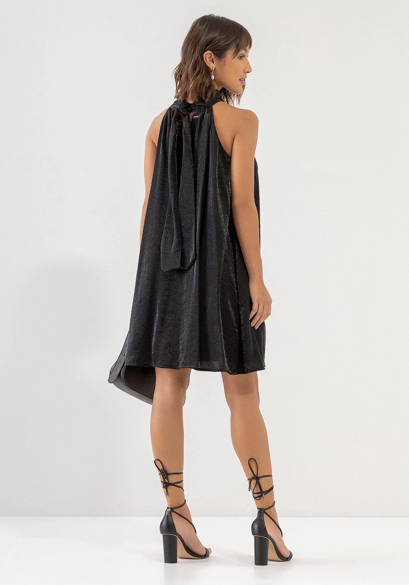 Vestido Curto Halter Neck em Cetim com Gola Alta, , large.