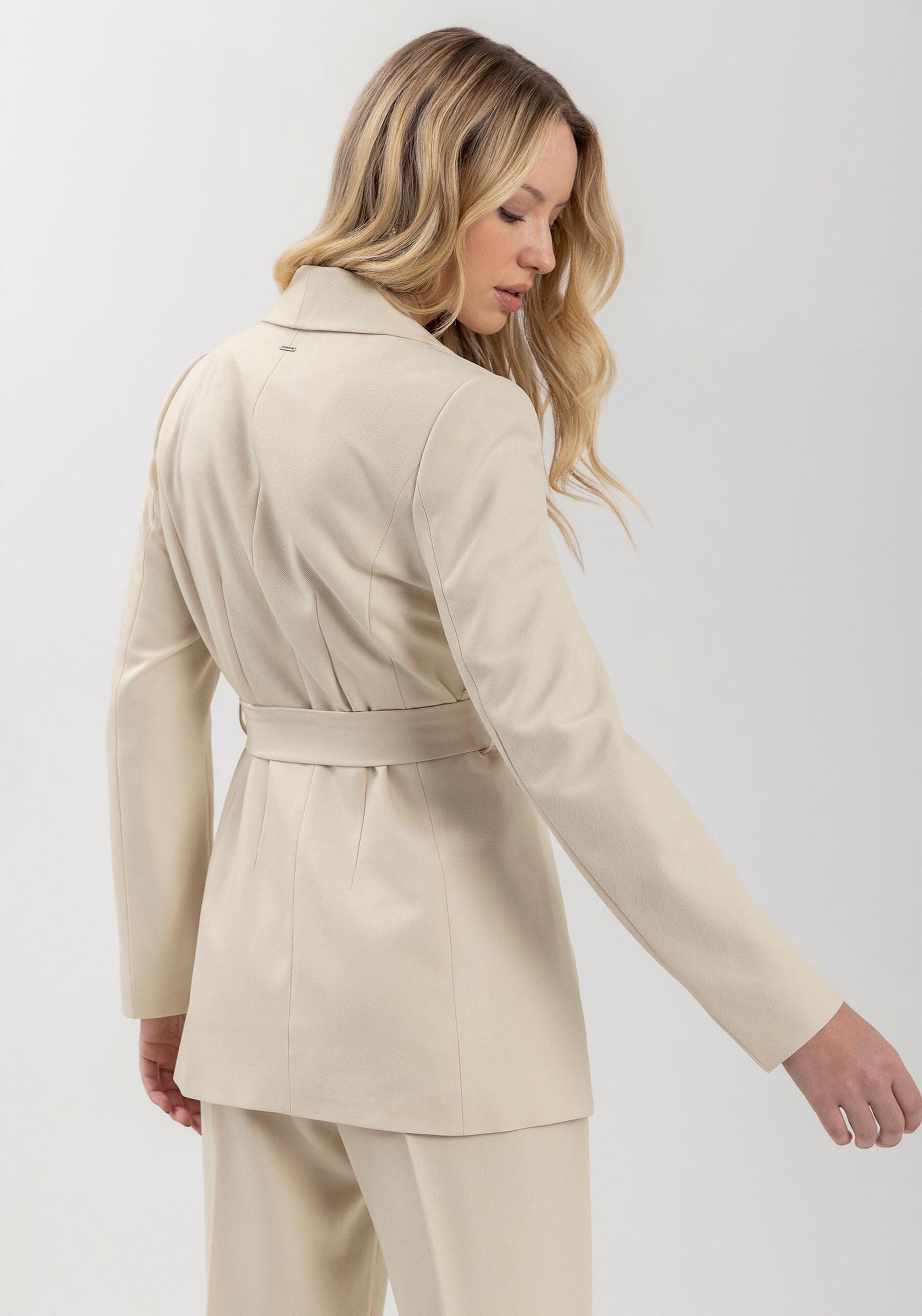 Blazer Alfaiataria Alongado Com Lapelas E Faixa Ajustável, . Blazer Alfaiataria Alongado Com Lapelas E Faixa Ajustável, , large.