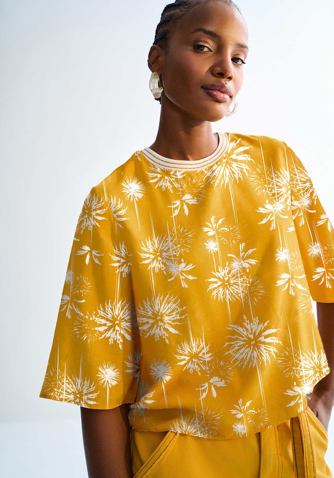 Blusa Estampada em Viscose com Lurex, DATE PALMS AMARELO, large.
