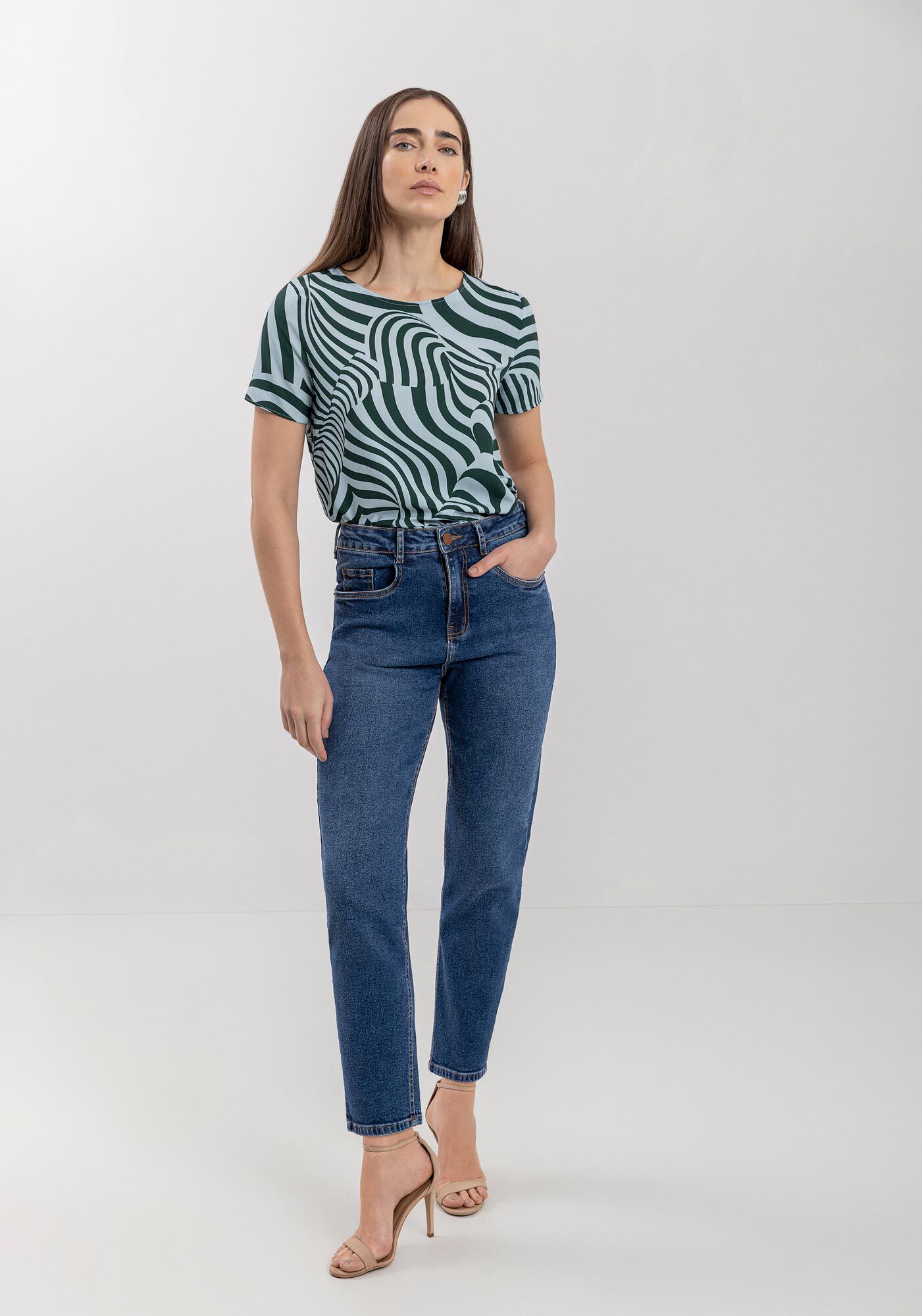 Blusa B&aacute;sica Estampada Em Viscose Com Mangas Curtas, SILHOUETTE AZUL, large.