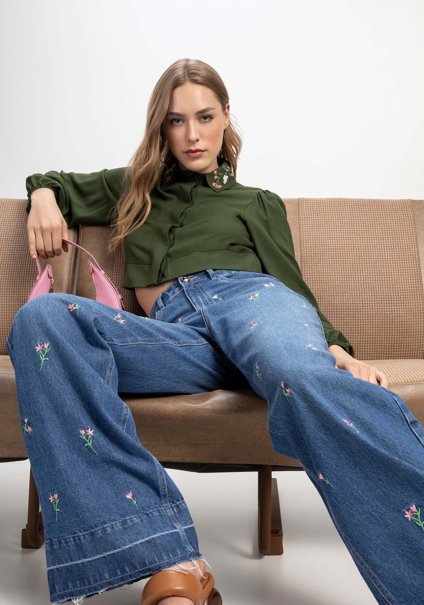 Cal a Jeans Wide Leg com Bordado Flores Lez a Lez