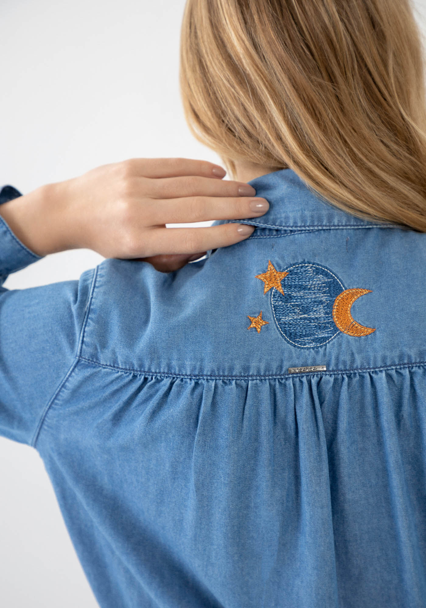 Camisa Jeans Manga Longa com Bordado Luas, , large.