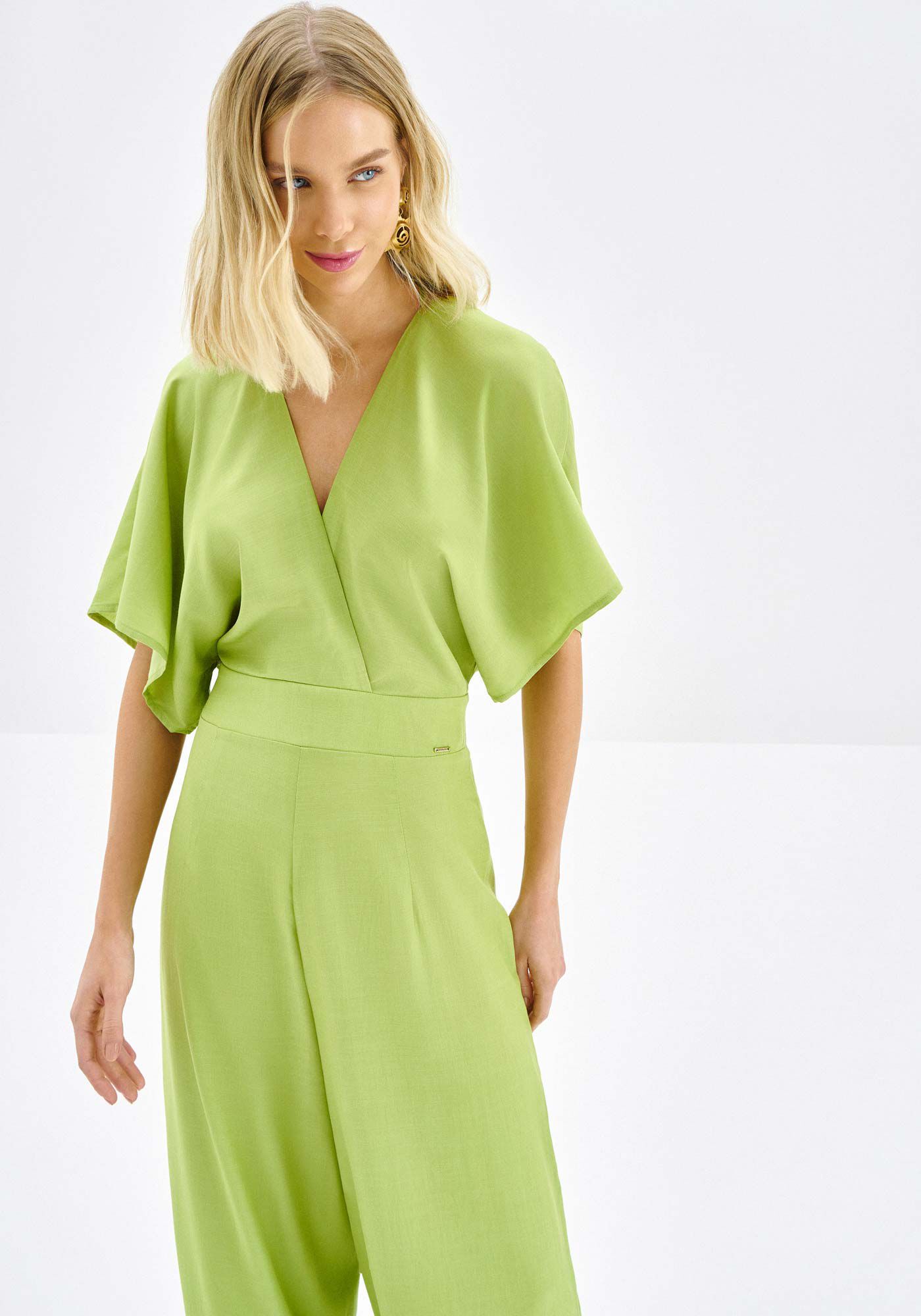 Macac&atilde;o Midi em Viscose com Decote Transpassado, VERDE CIMENS, large.