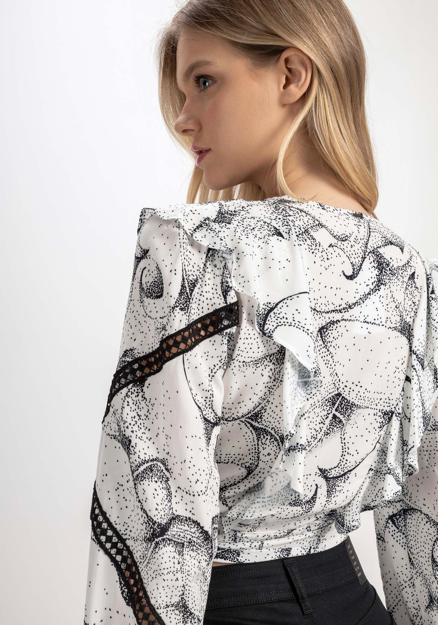 Blusa Transpassada em Viscose com Detalhe, , large.