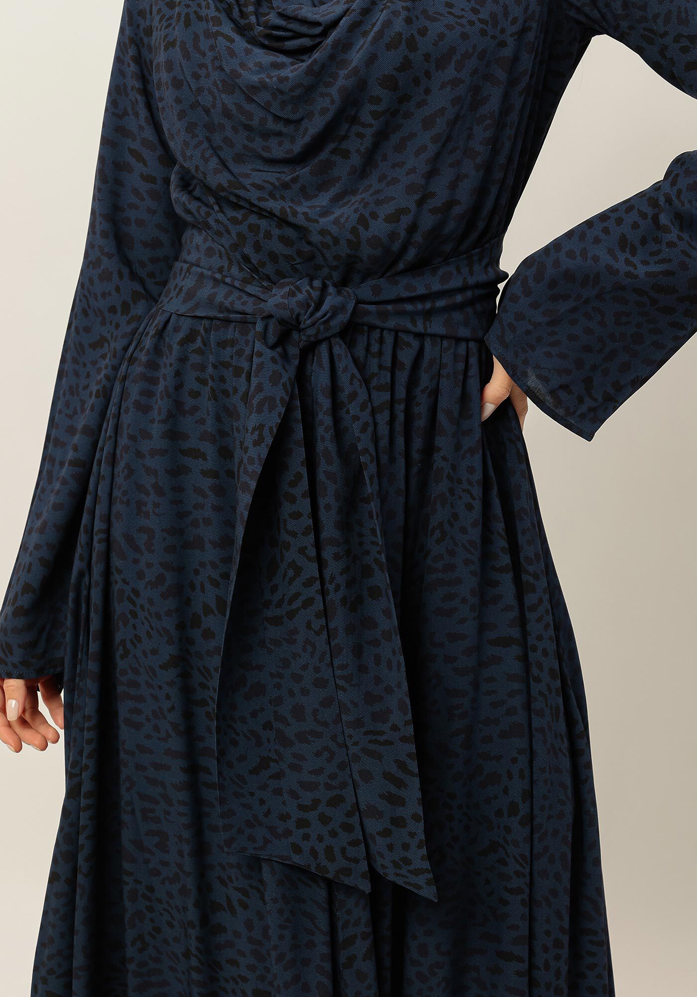 Vestido Longo Manga Longa em Viscose Assim&eacute;trico, , large.