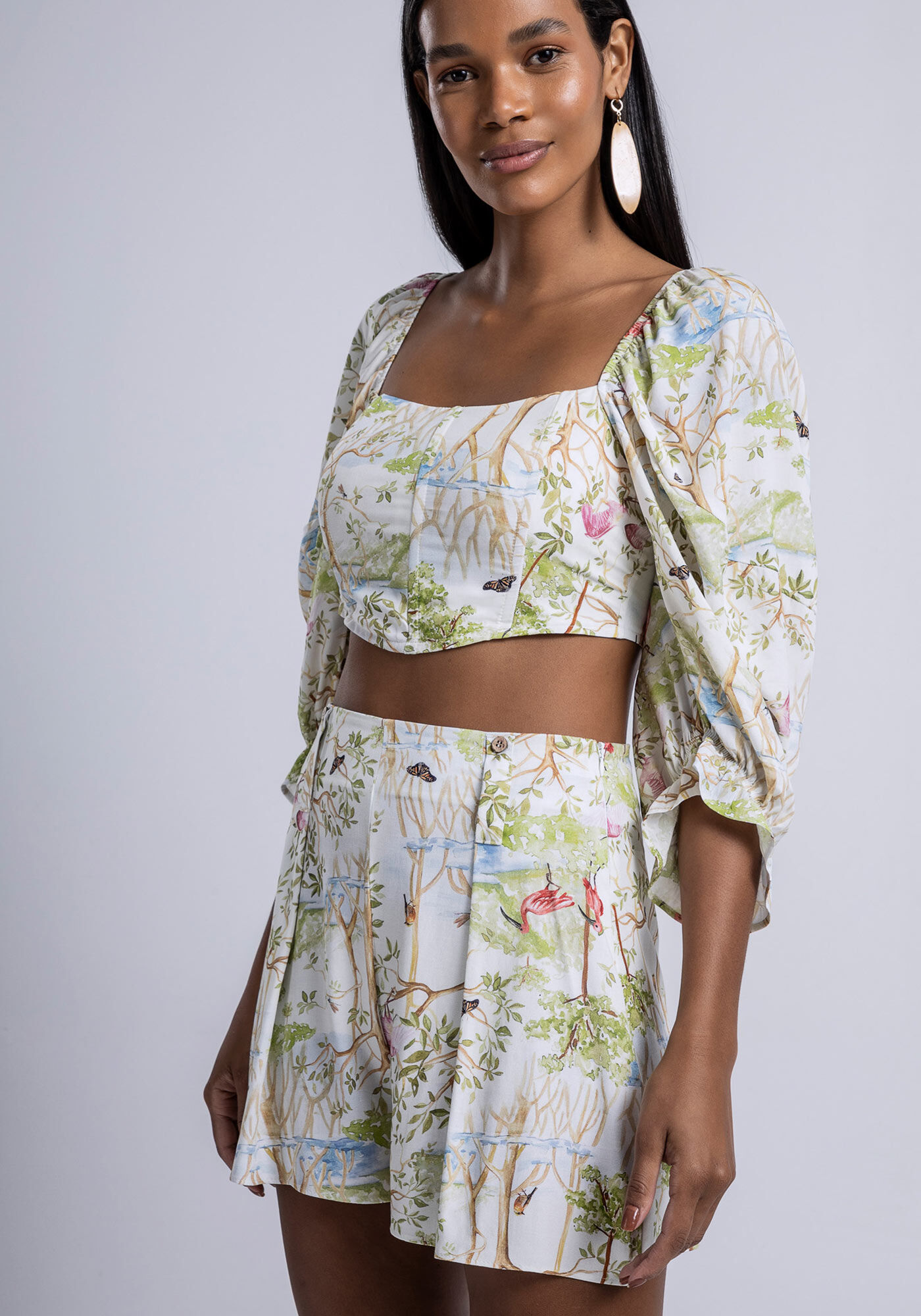 Shorts Cintura Alta em Viscose com Pregas, MANGUEZAL, large.