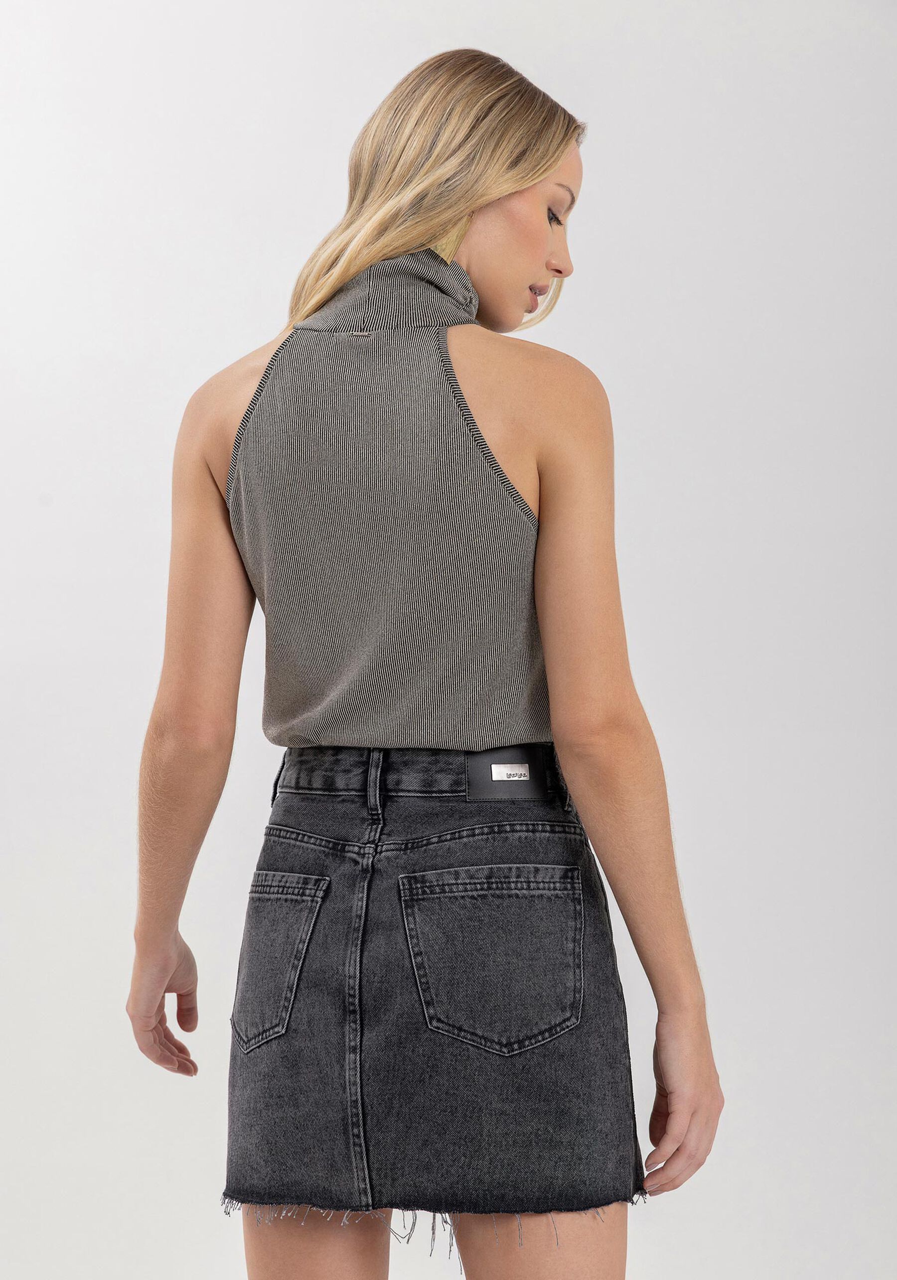 Saia Jeans Curta Estonada Com Cintura Alta E Barra Desfiada, PRETO. Saia Jeans Curta Estonada Com Cintura Alta E Barra Desfiada, PRETO, large.