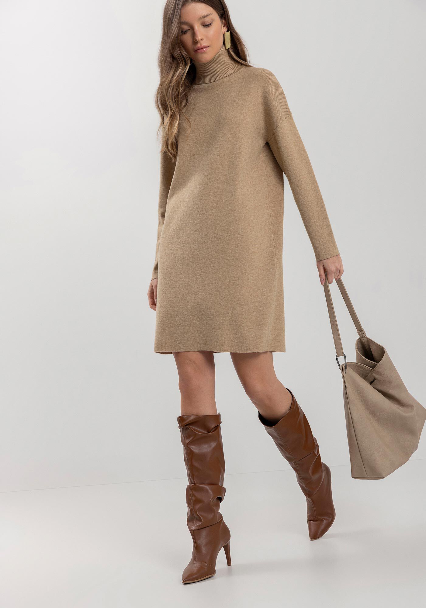 Vestido Curto De Mangas Longas Com Gola Alta Em Tric&ocirc;, , large.