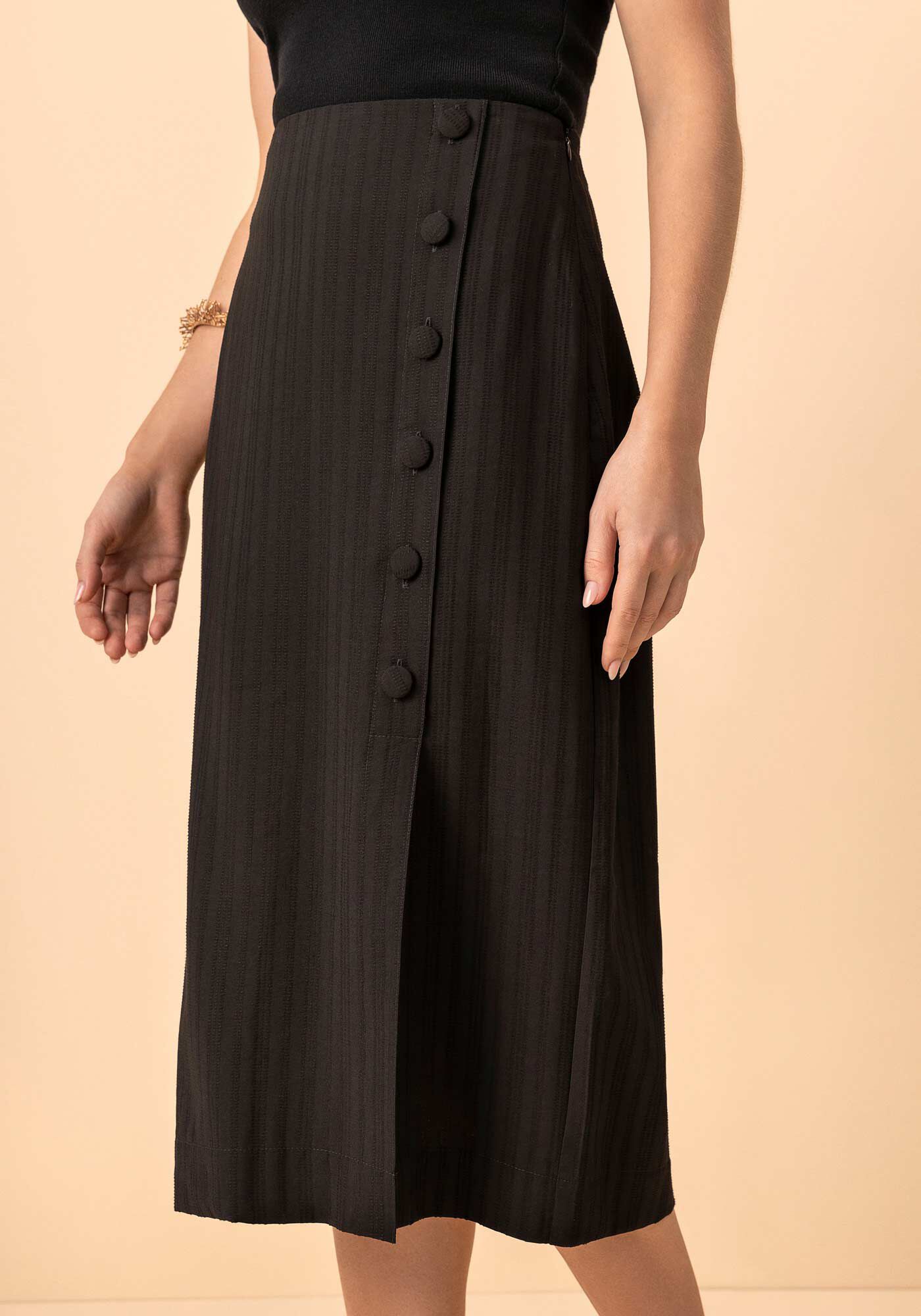 Saia Midi Ch&aacute; Listrada De Cintura Alta Com Fenda E Bot&otilde;es, PRETO, large.