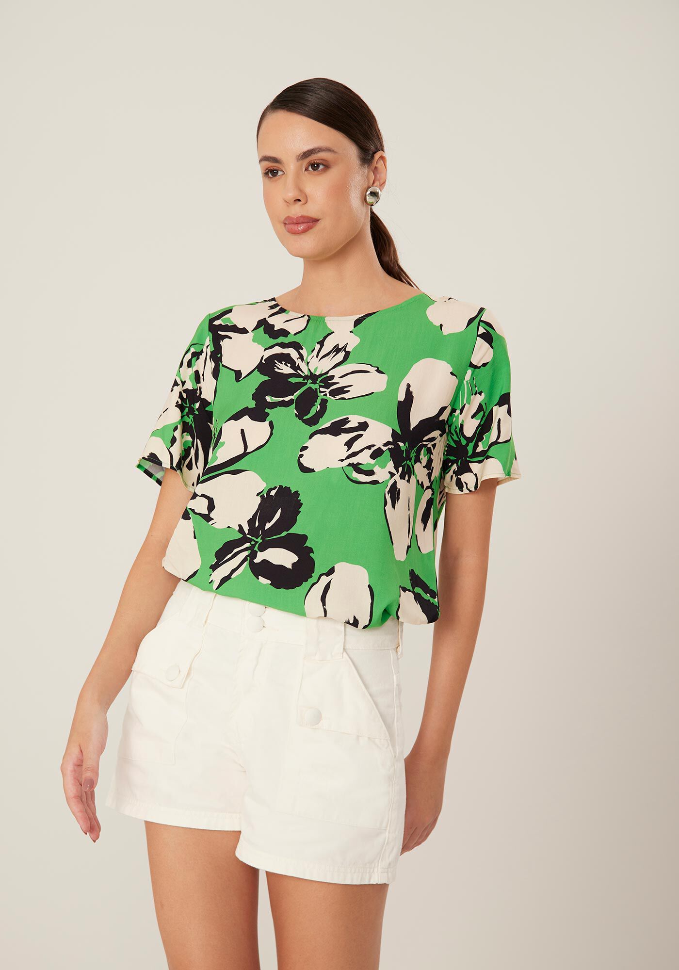 Shorts Boyfriend Cintura M&eacute;dia com Bolsos Cargo, OFF WHITE, large.