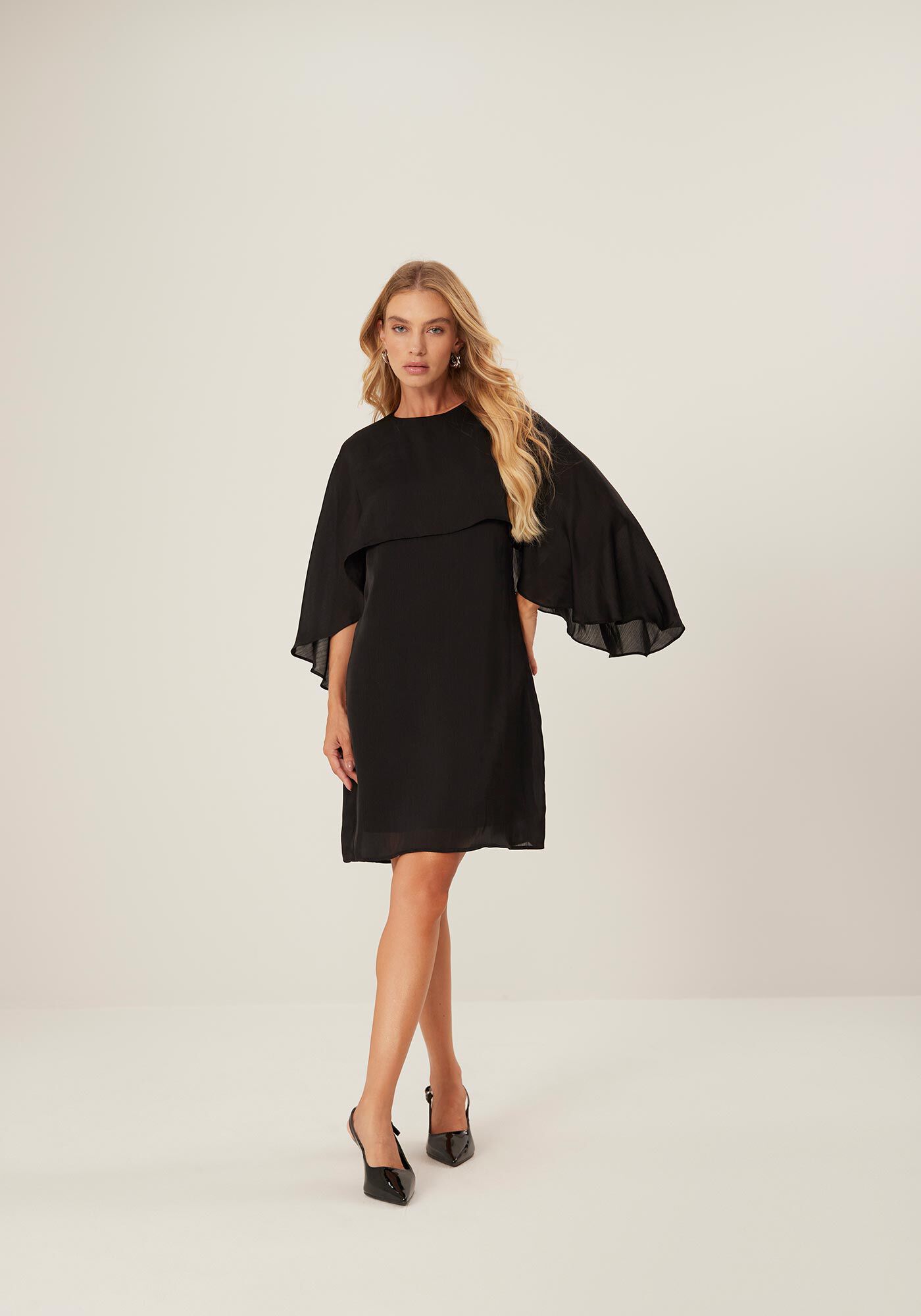 Vestido Curto M&aacute;xi Recorte Capa com Leve Acetinado, , large.