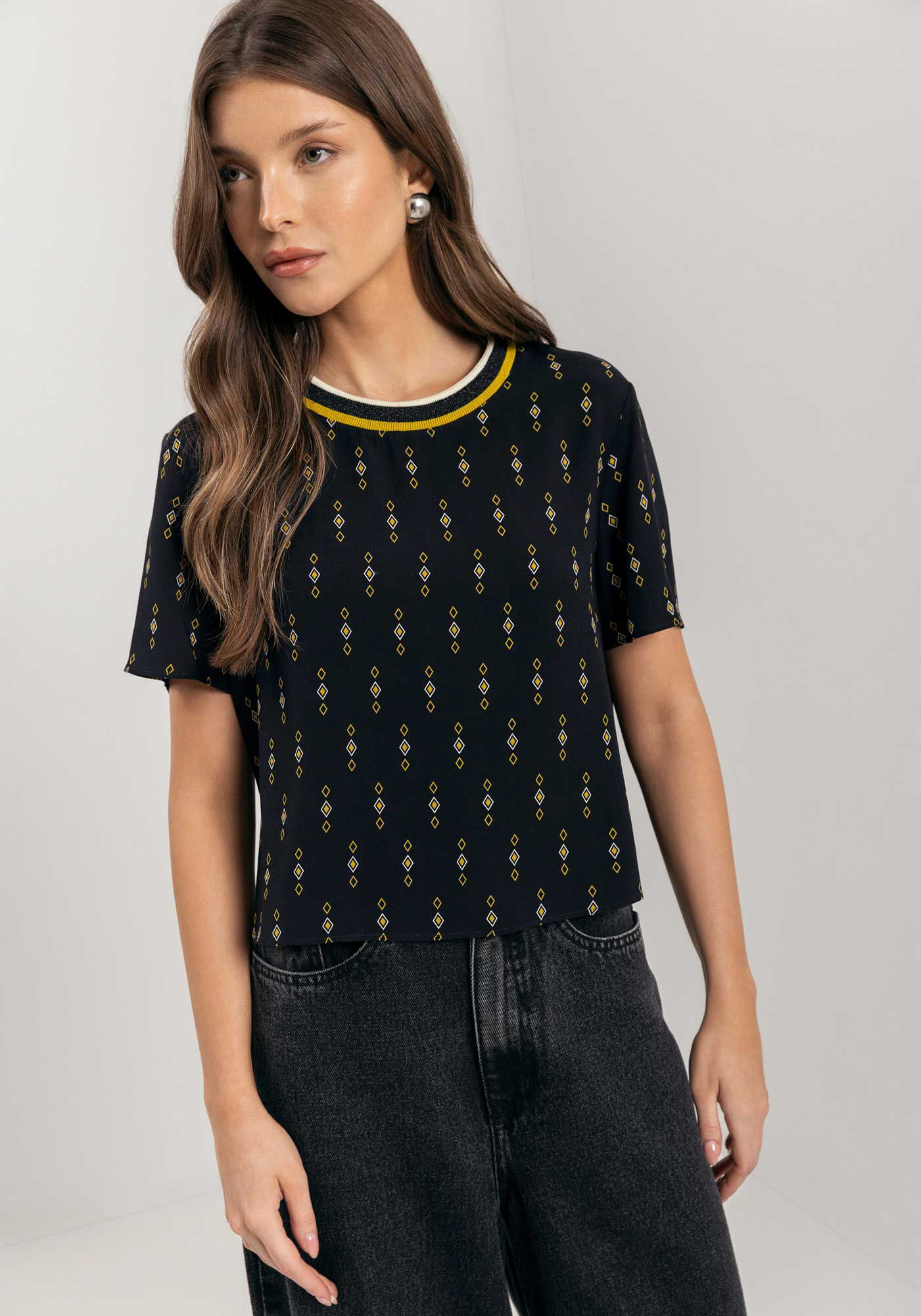 Blusa Curta Estampada Com Gola Em Retil&iacute;nea, PATTERN PRETO, large.