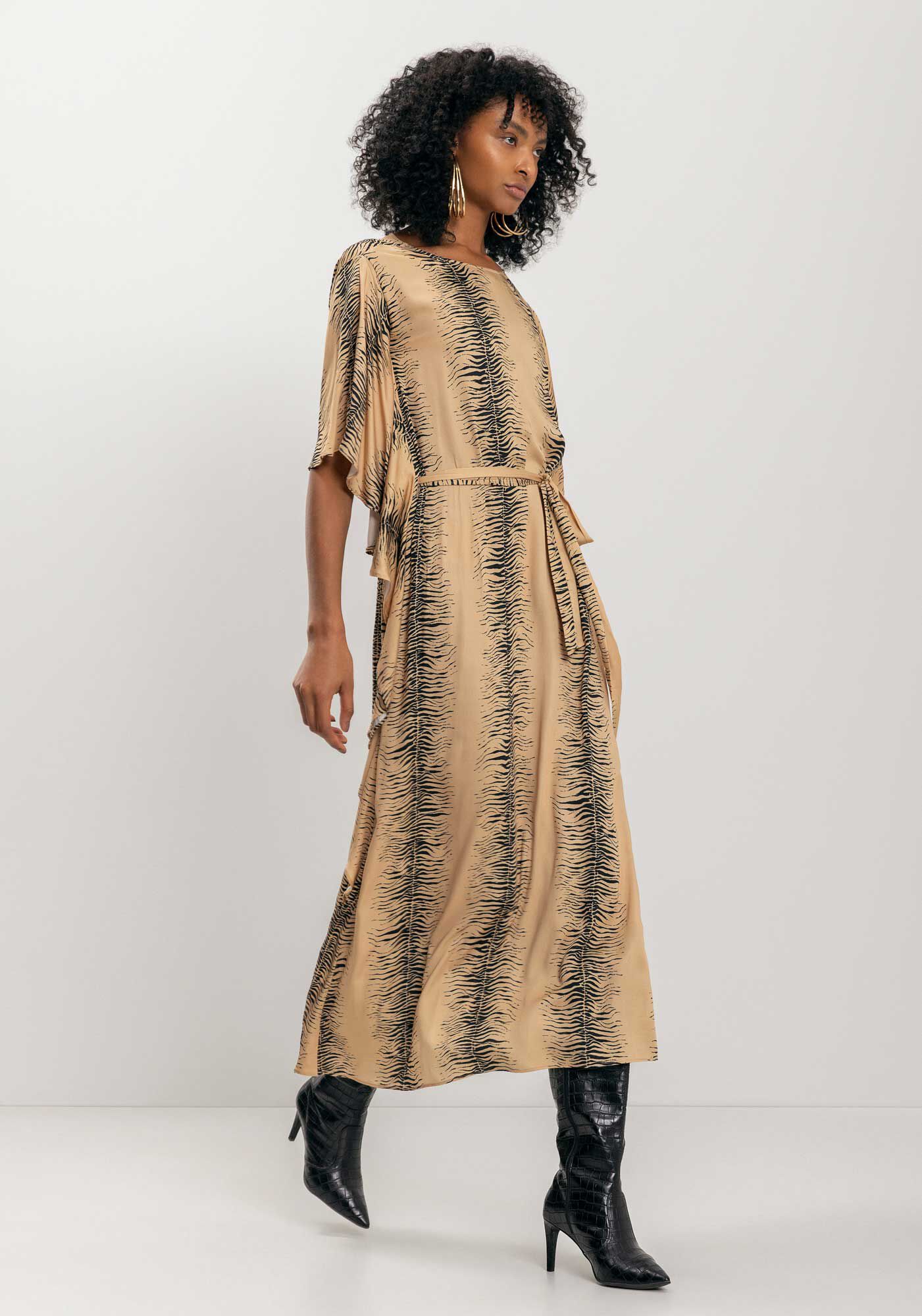 Vestido Ch&aacute; Estampado Com Mangas Amplas E Faixa, , large.