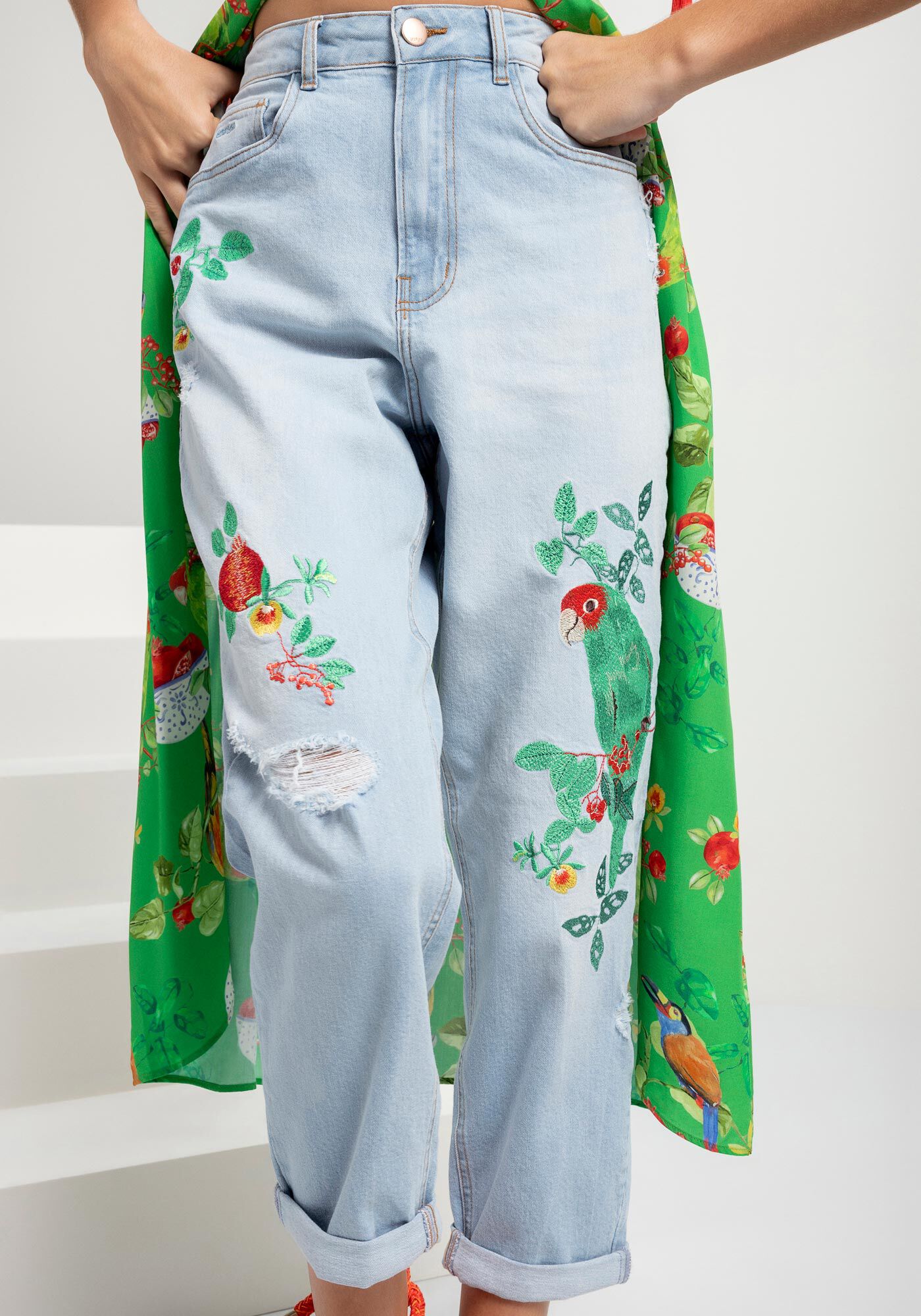 Cal&ccedil;a Jeans Mom Super Alta com Bordado, , large.