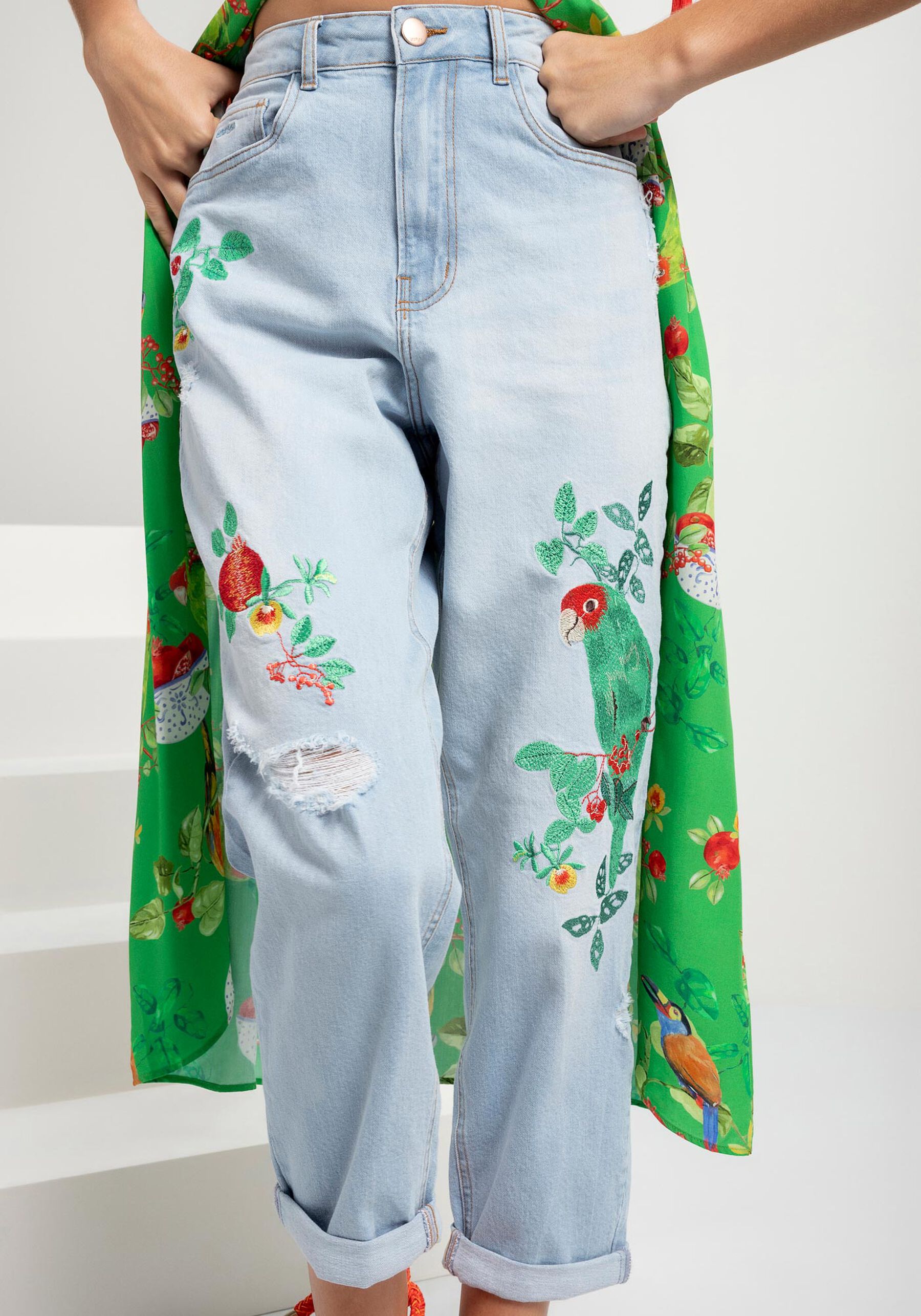 Calça Jeans Mom Super Alta com Bordado, . Calça Jeans Mom Super Alta com Bordado, , large.