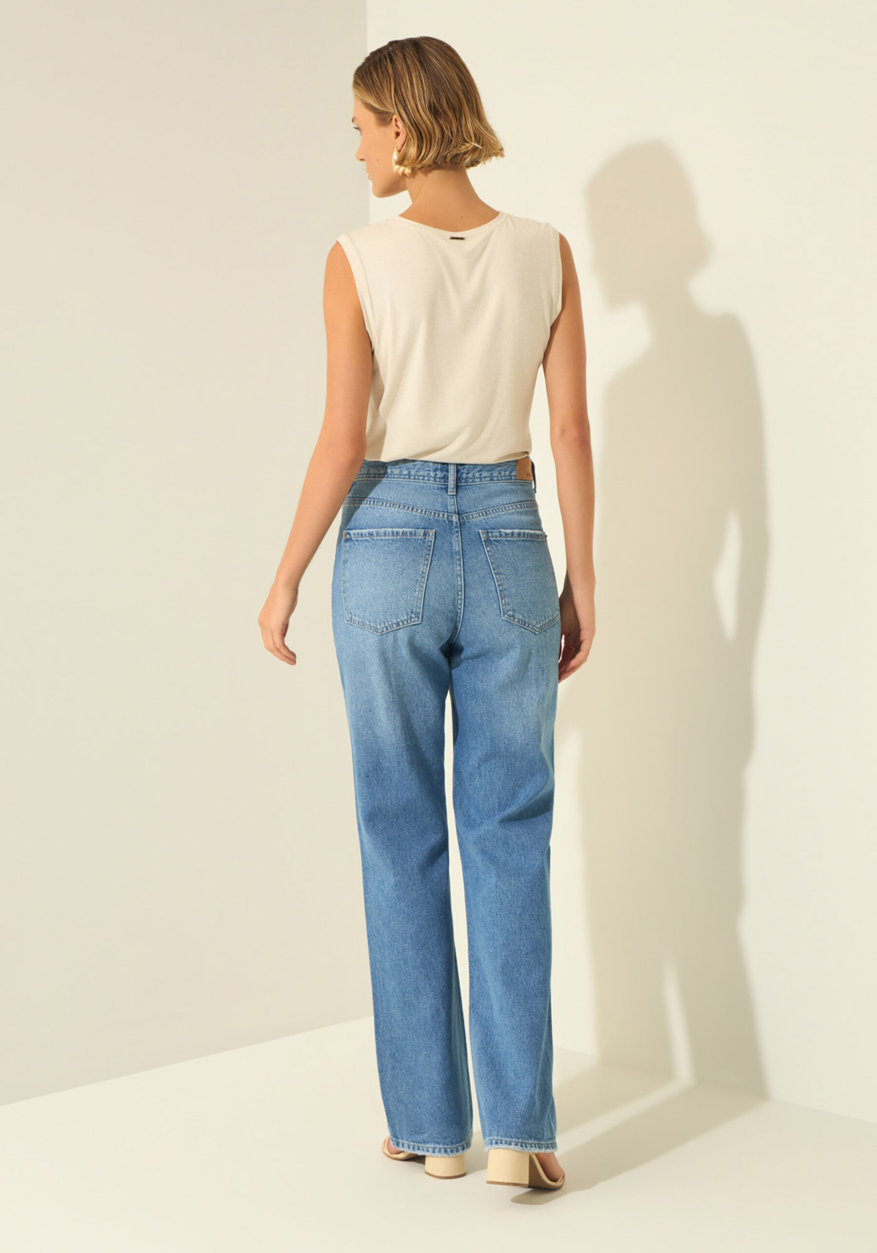 Calça Jeans Reta Com Cintura Alta E Bolsos, JEANS. Calça Jeans Reta Com Cintura Alta E Bolsos, JEANS, large.