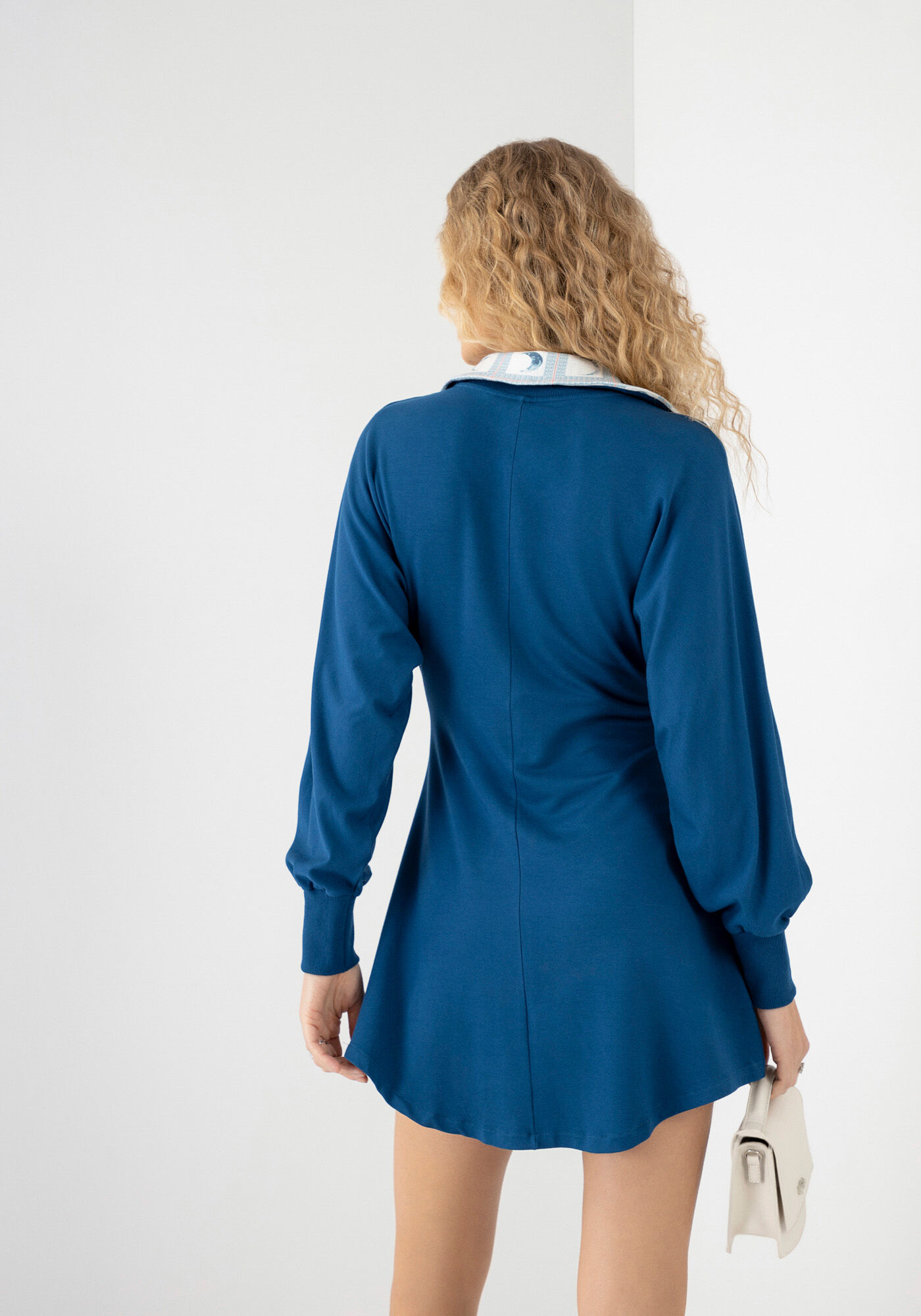 Vestido Curto Manga Longa com Z&iacute;per Decote, AZUL GRAMHA, large.