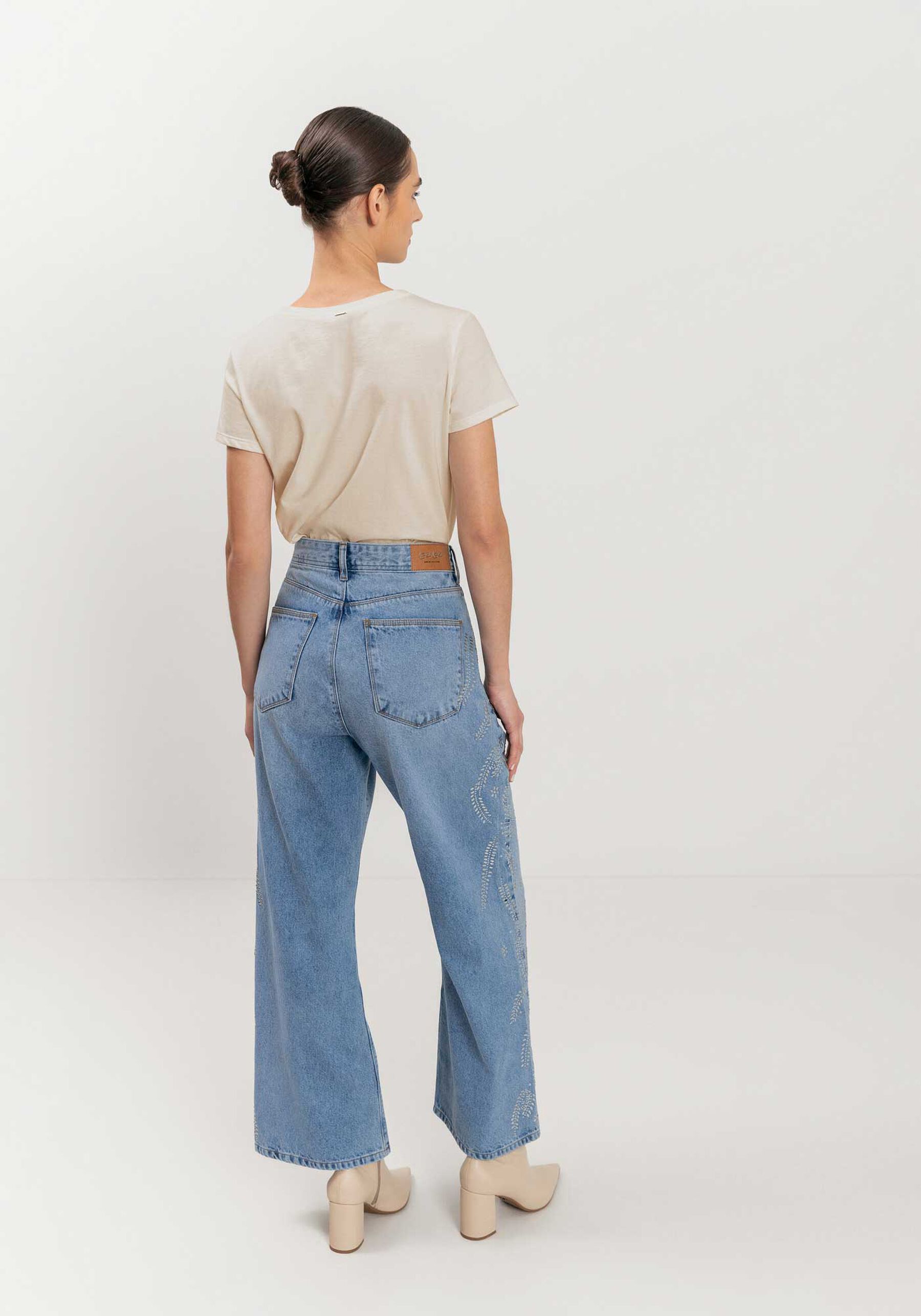 Calça Wide Leg Jeans Cropped Com Aplicações De Strass, JEANS. Calça Wide Leg Jeans Cropped Com Aplicações De Strass, JEANS, large.
