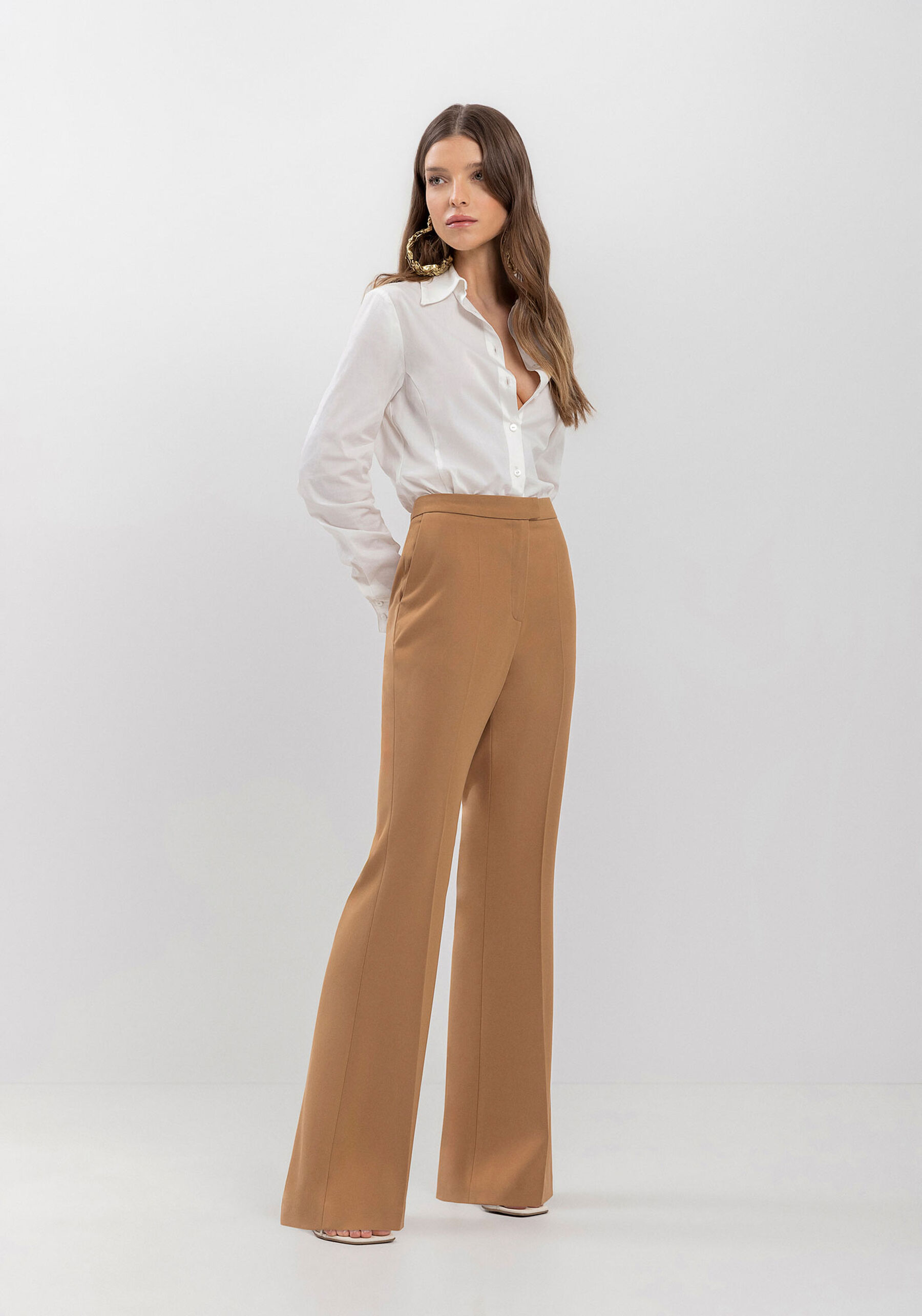Calça Flare Em Alfaiataria Com Bolsos E Cintura Média, . Calça Flare Em Alfaiataria Com Bolsos E Cintura Média, , large.