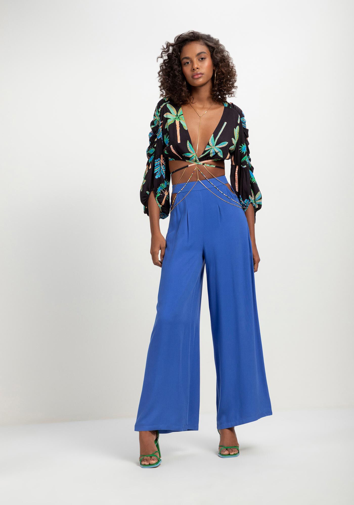 Calça pantalona com blusa top de renda