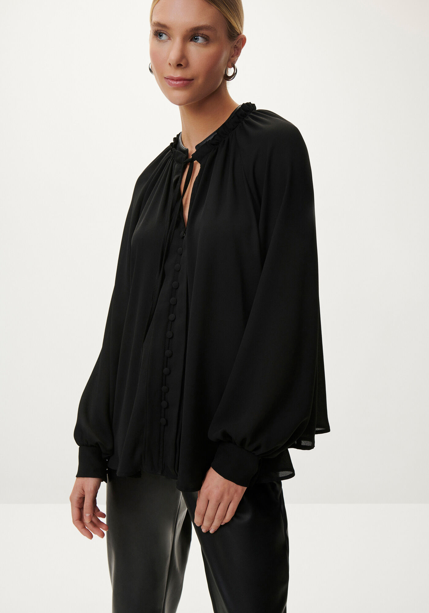 Blusa Manga Longa Ampla em Crepe com Gola PU, , large.